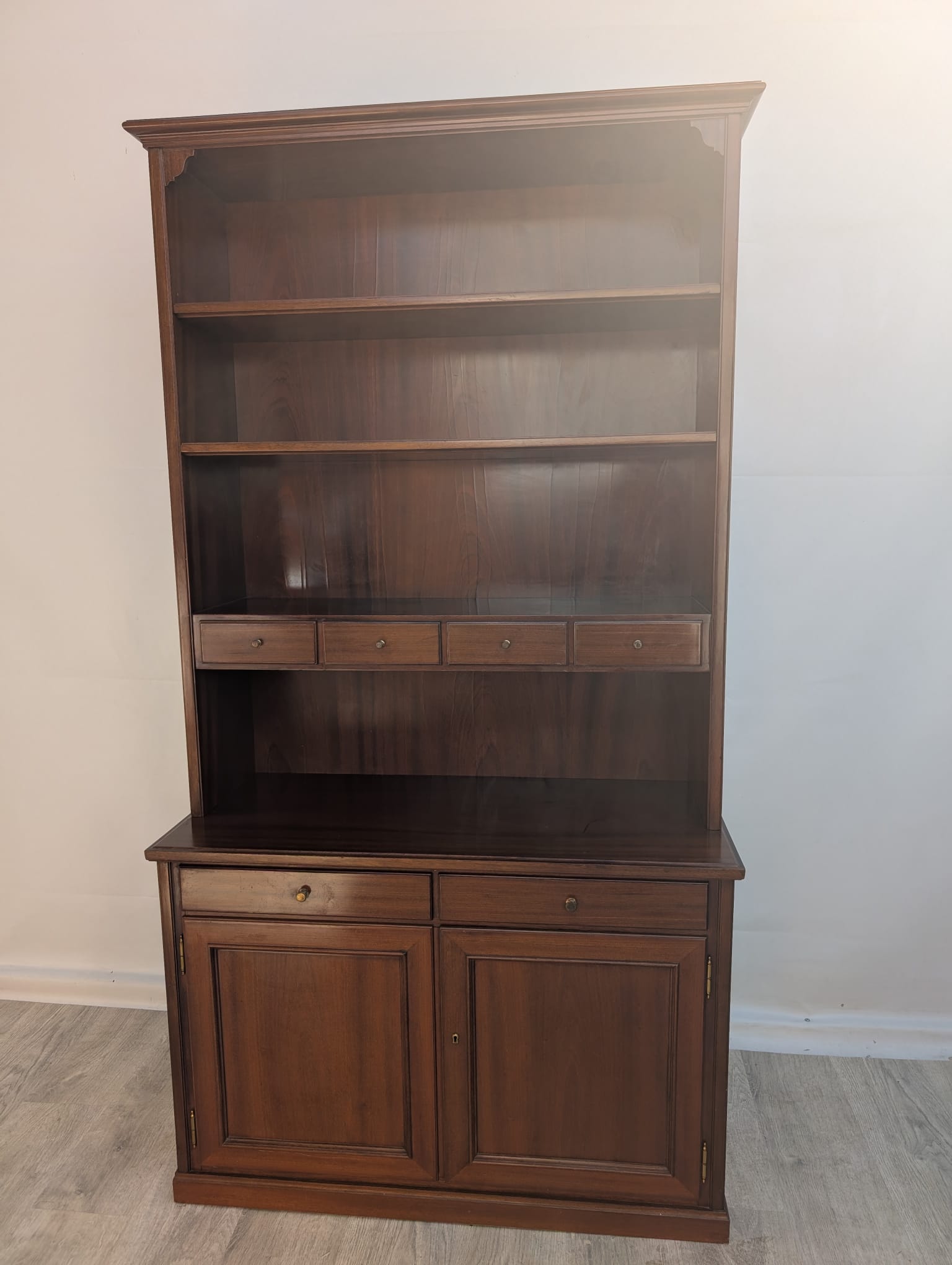 Witryna, regał w stylu angielskim w orzechu z lat 70-tych - obrazek 3