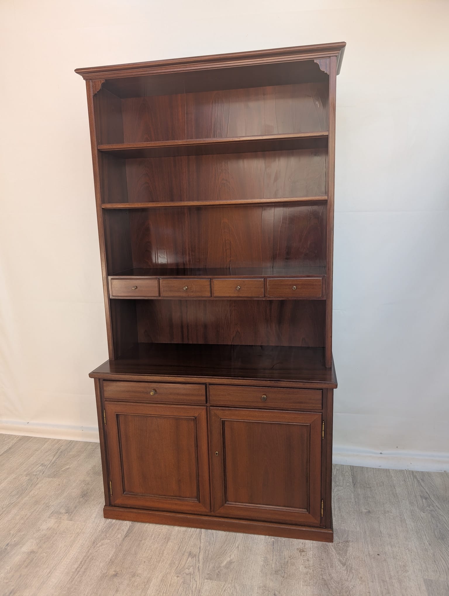 Witryna, regał w stylu angielskim w orzechu z lat 70-tych