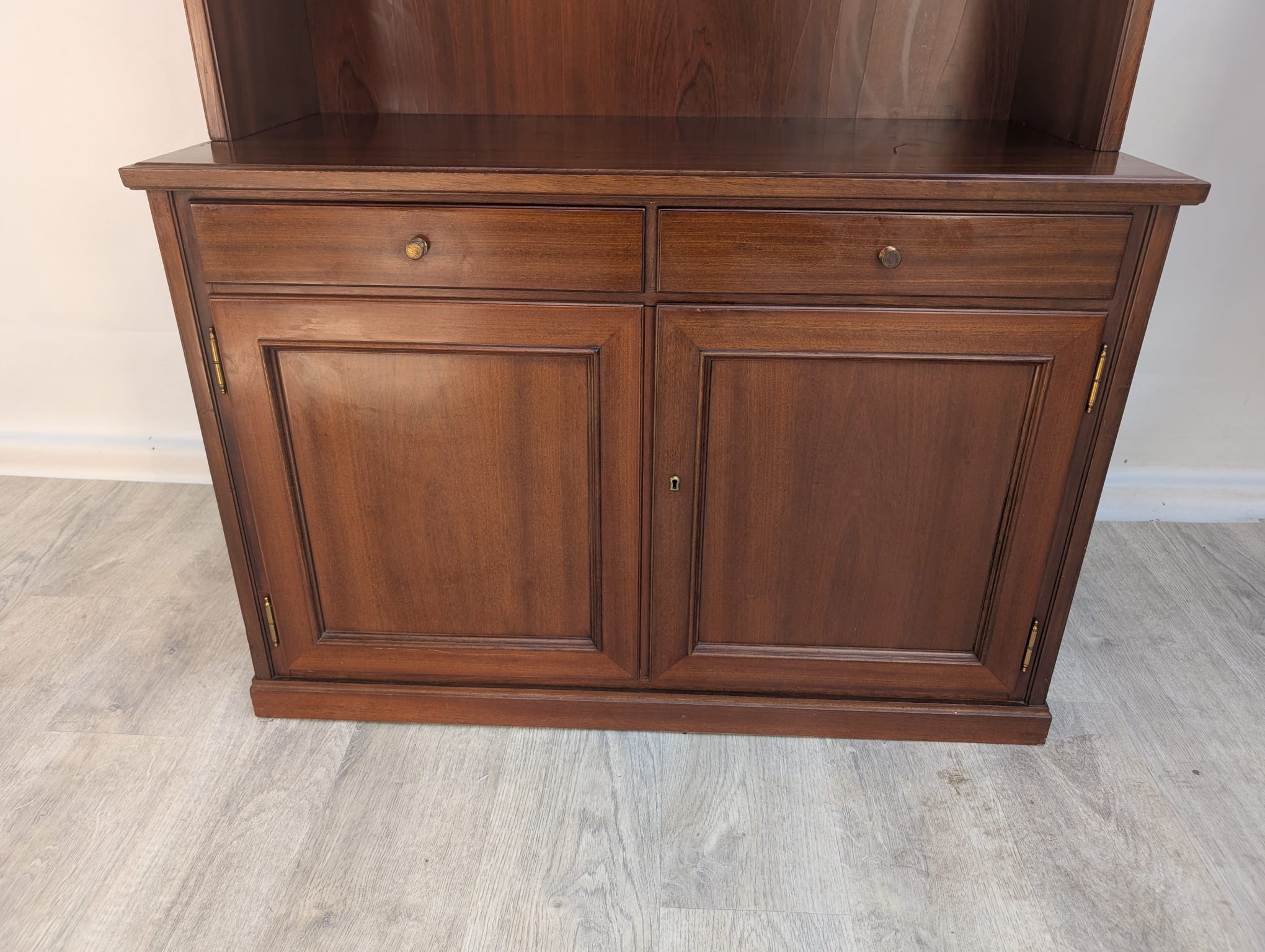 Witryna, regał w stylu angielskim w orzechu z lat 70-tych - obrazek 8