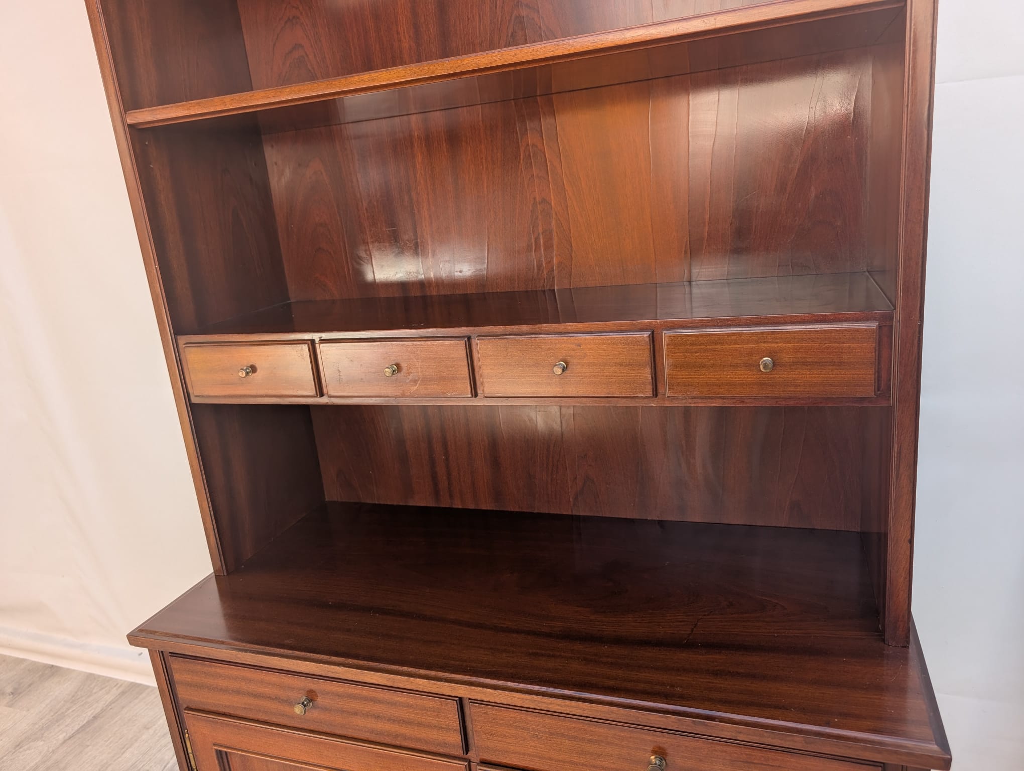 Witryna, regał w stylu angielskim w orzechu z lat 70-tych - obrazek 7