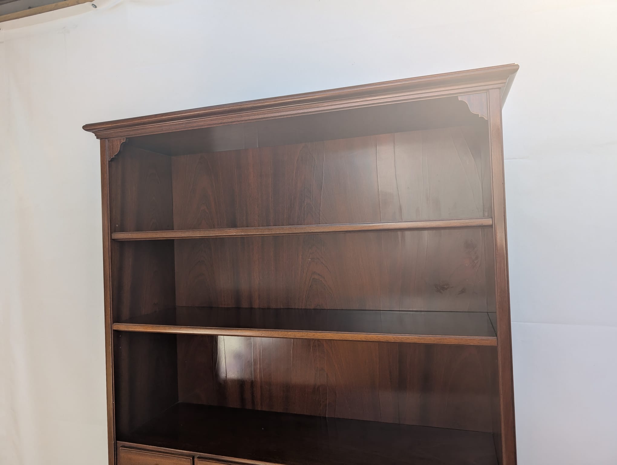 Witryna, regał w stylu angielskim w orzechu z lat 70-tych - obrazek 4