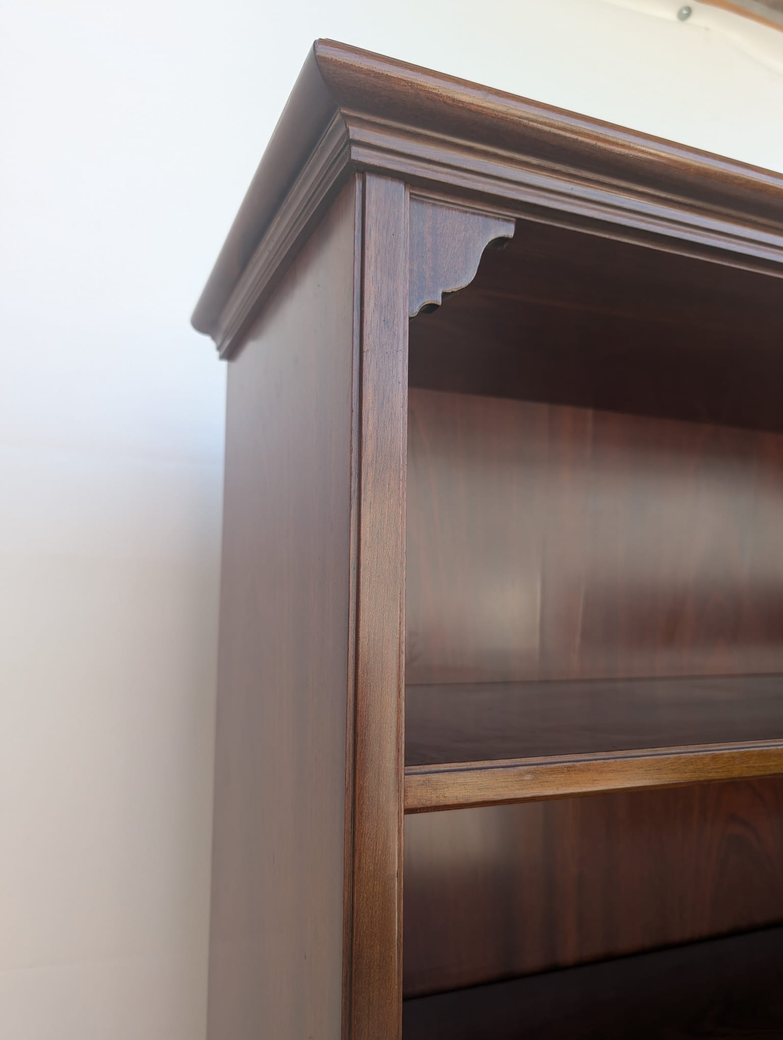 Witryna, regał w stylu angielskim w orzechu z lat 70-tych - obrazek 6