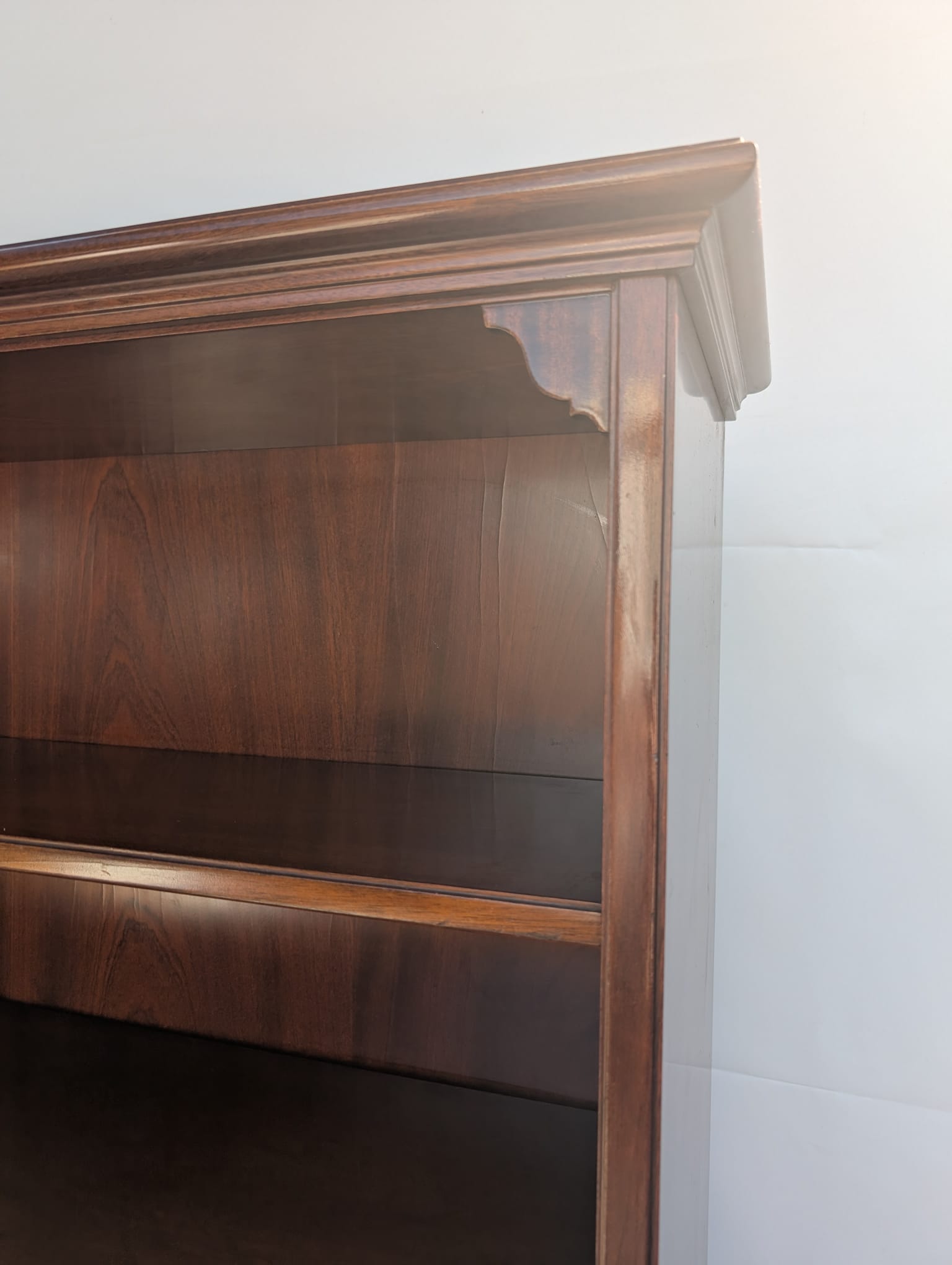 Witryna, regał w stylu angielskim w orzechu z lat 70-tych - obrazek 5