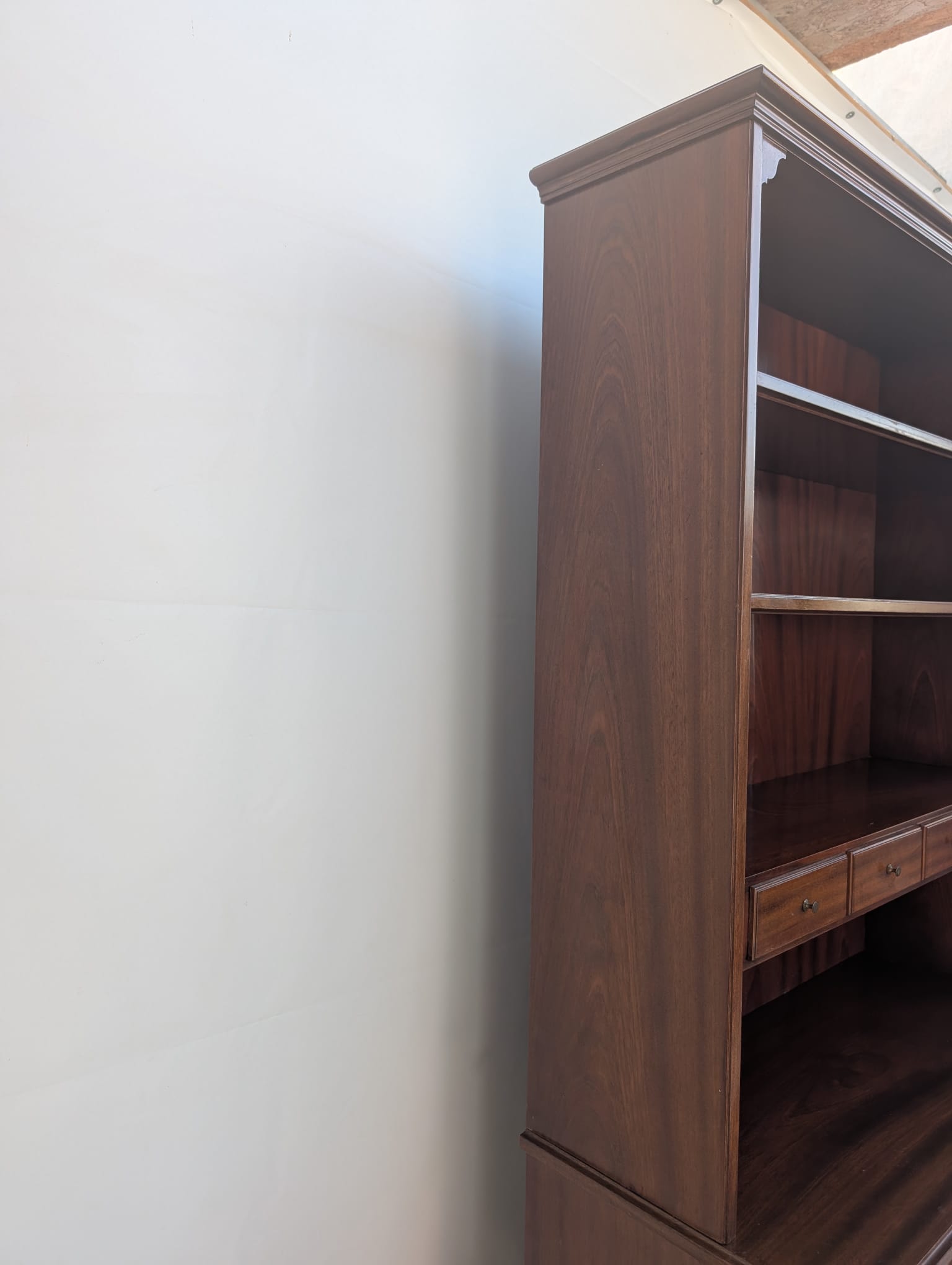 Witryna, regał w stylu angielskim w orzechu z lat 70-tych - obrazek 13