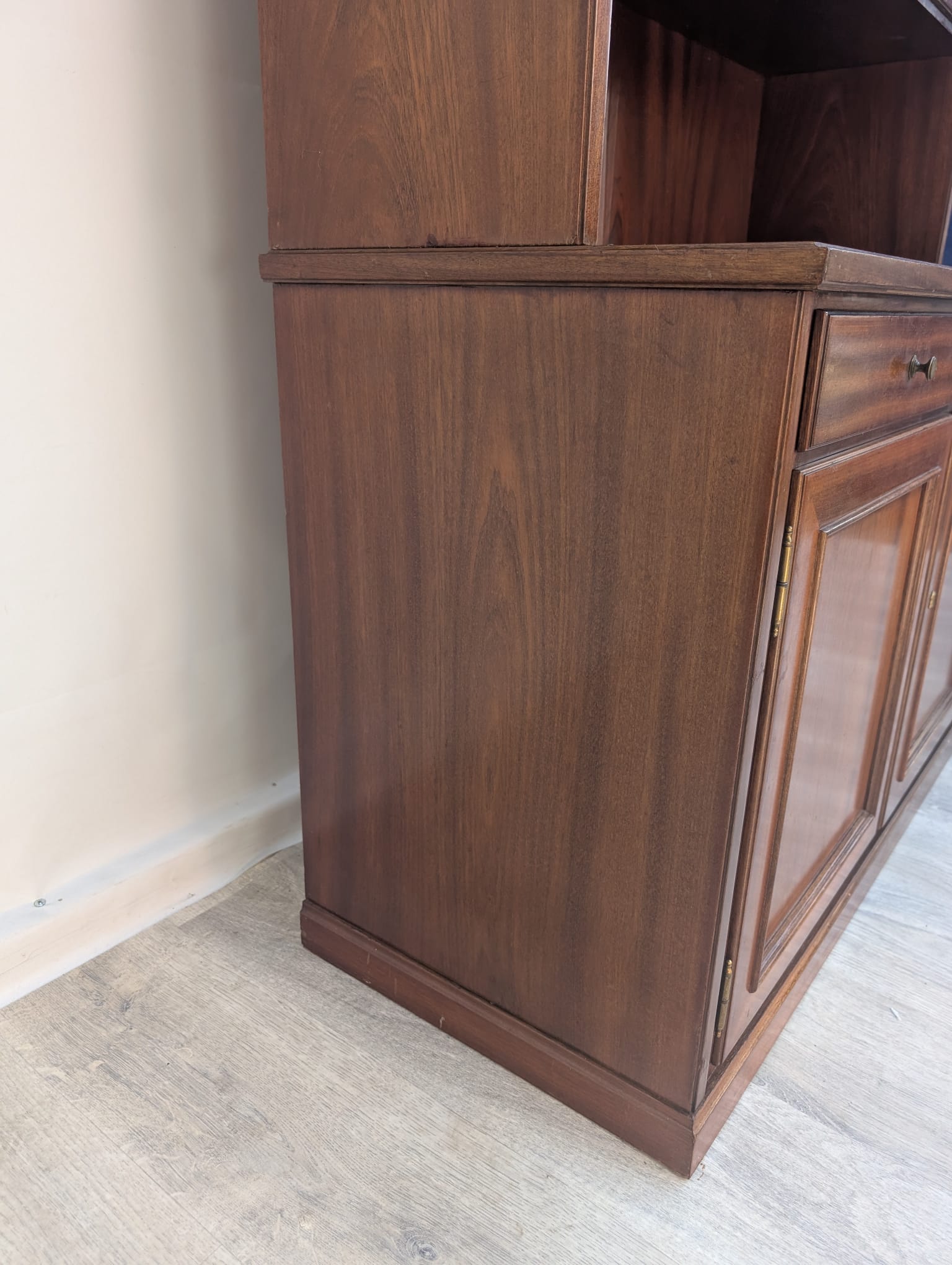 Witryna, regał w stylu angielskim w orzechu z lat 70-tych - obrazek 19