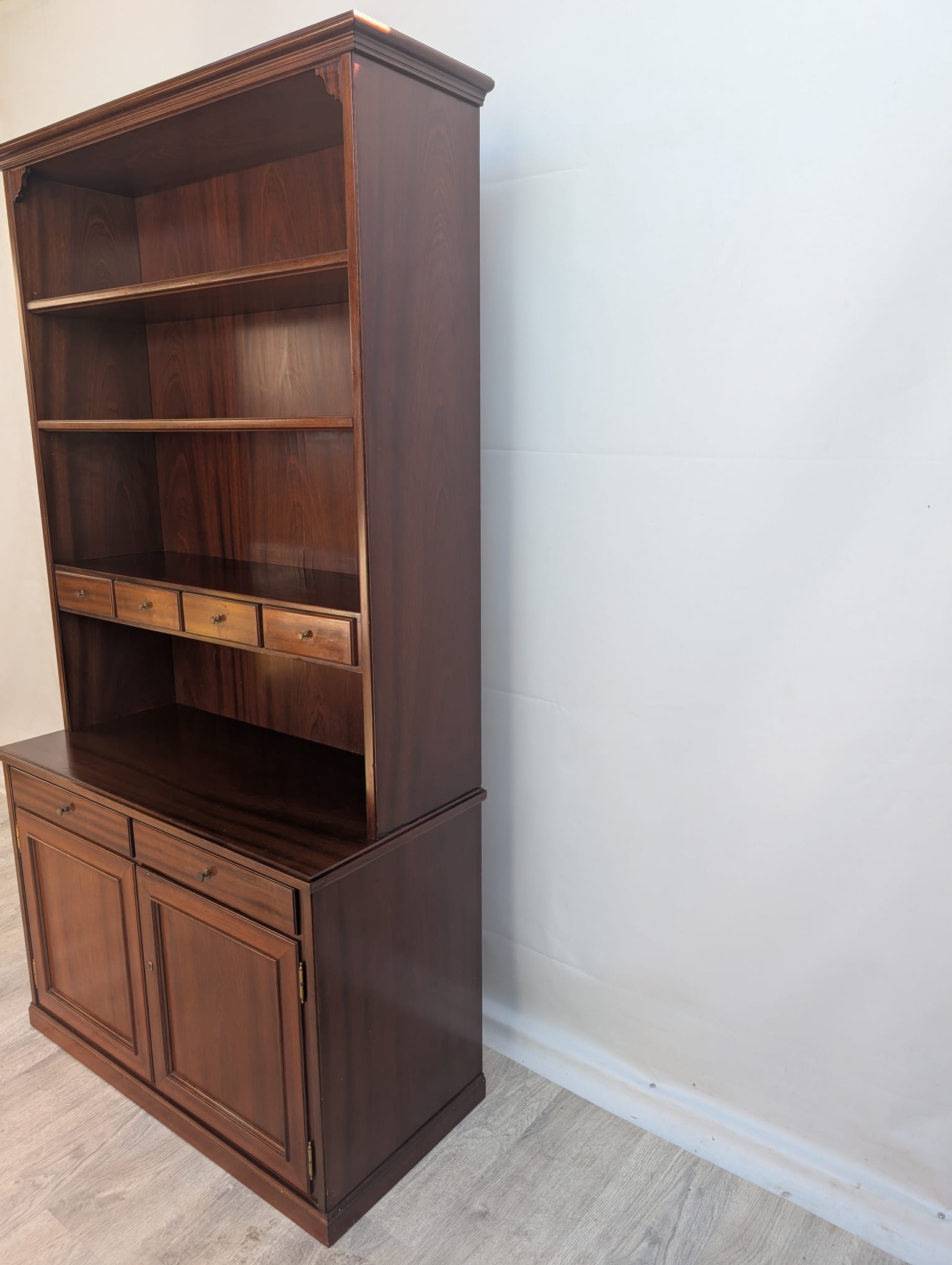 Witryna, regał w stylu angielskim w orzechu z lat 70-tych - obrazek 16