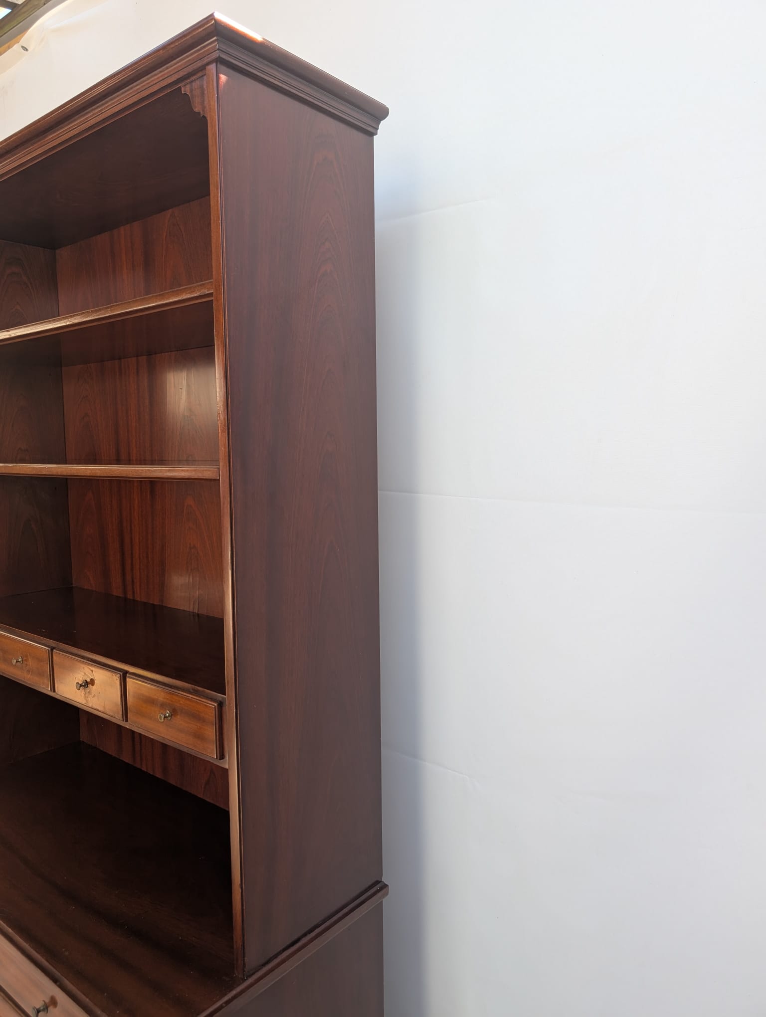 Witryna, regał w stylu angielskim w orzechu z lat 70-tych - obrazek 15