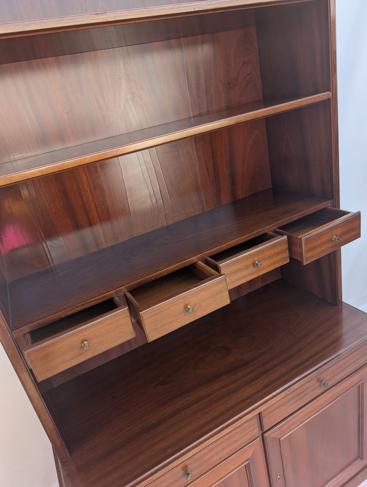 Witryna, regał w stylu angielskim w orzechu z lat 70-tych - obrazek 9