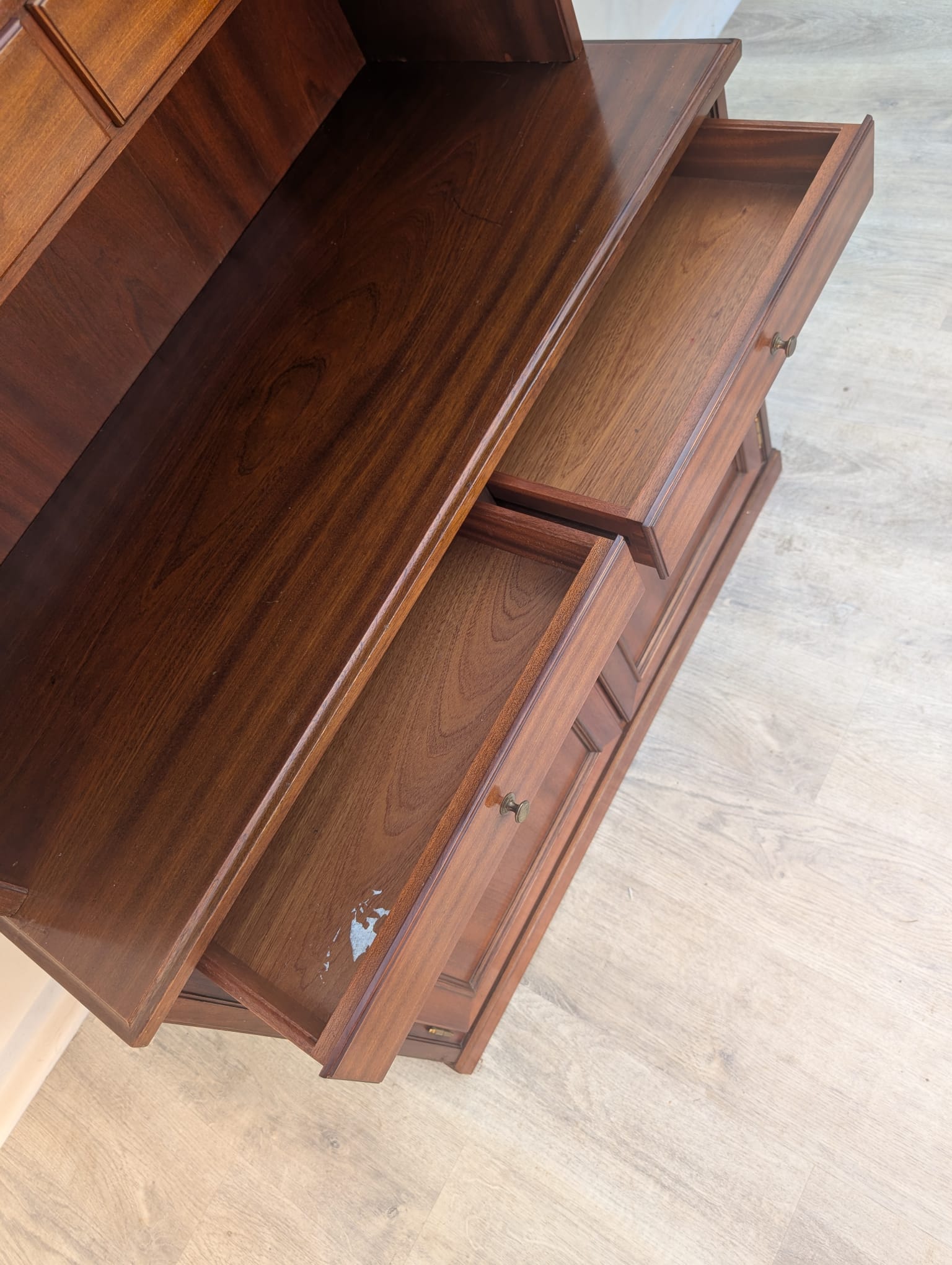 Witryna, regał w stylu angielskim w orzechu z lat 70-tych - obrazek 10