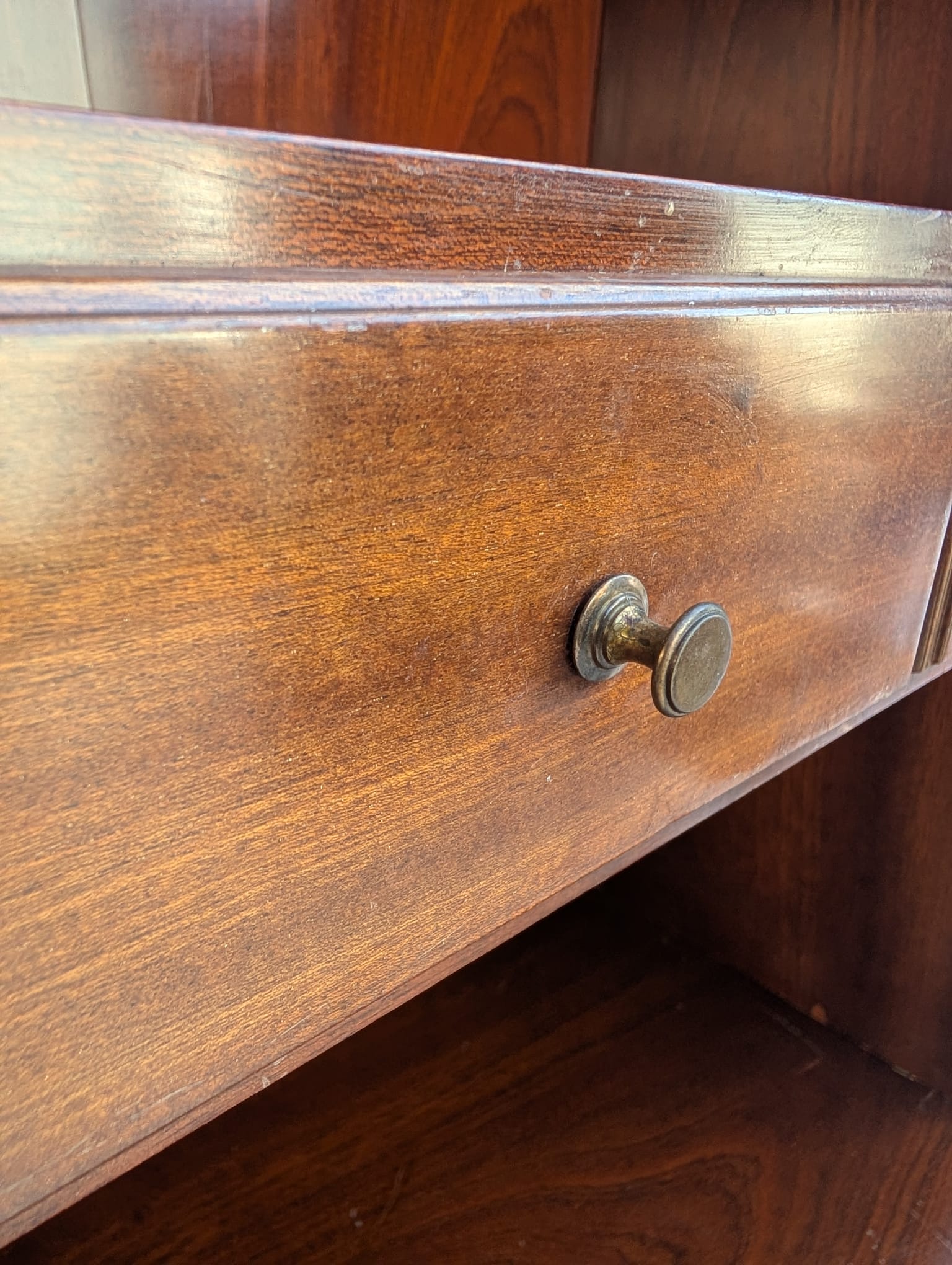 Witryna, regał w stylu angielskim w orzechu z lat 70-tych - obrazek 12