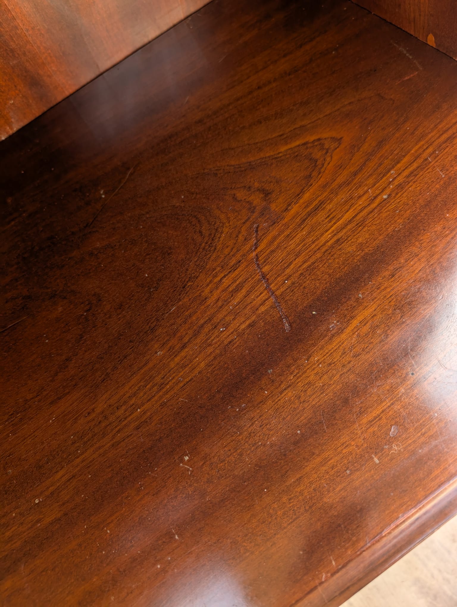 Witryna, regał w stylu angielskim w orzechu z lat 70-tych - obrazek 17