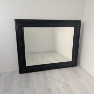 Duże lustro w czarnej drewnianej ramie fazowane