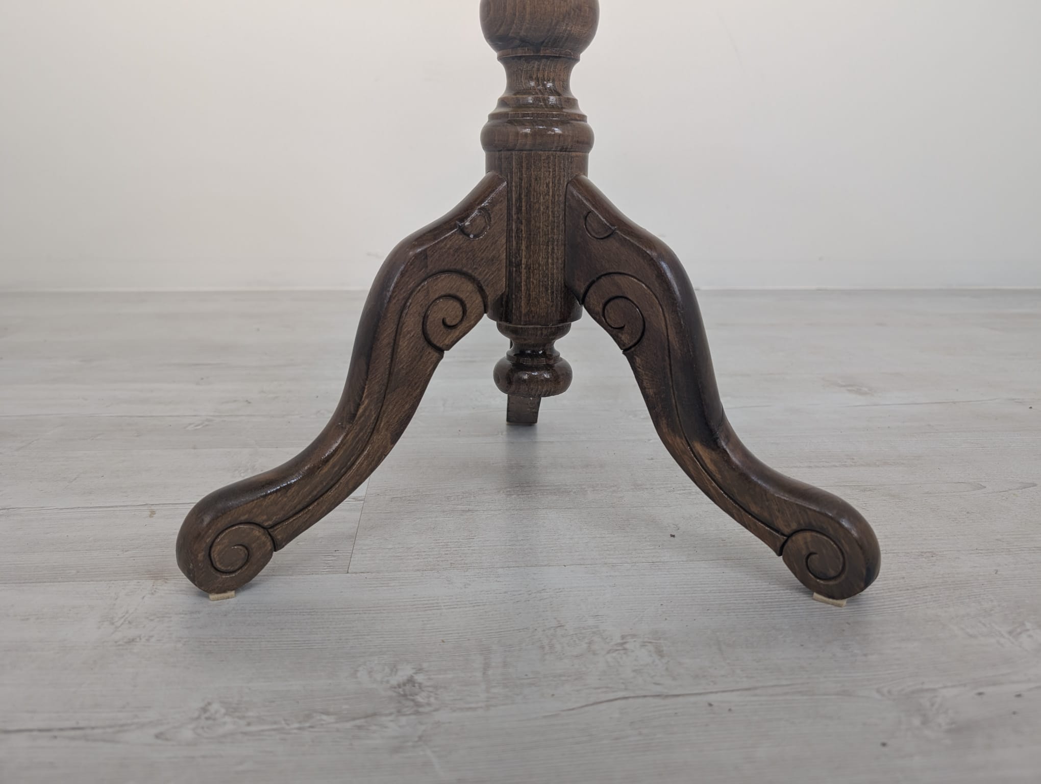 Stolik kawowy okrągły z intarsjowanym blatem - Image 7