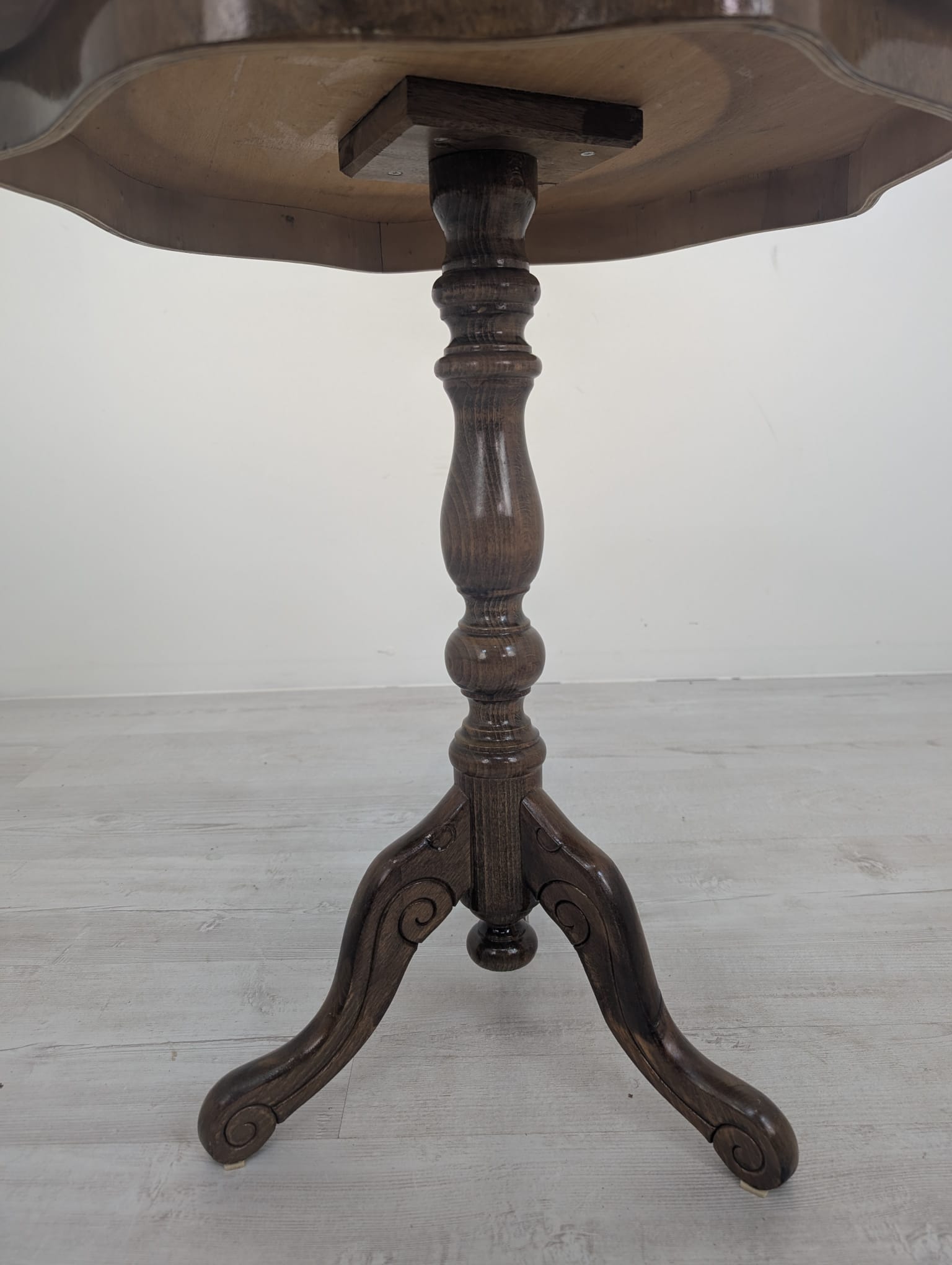 Stolik kawowy okrągły z intarsjowanym blatem - Image 8