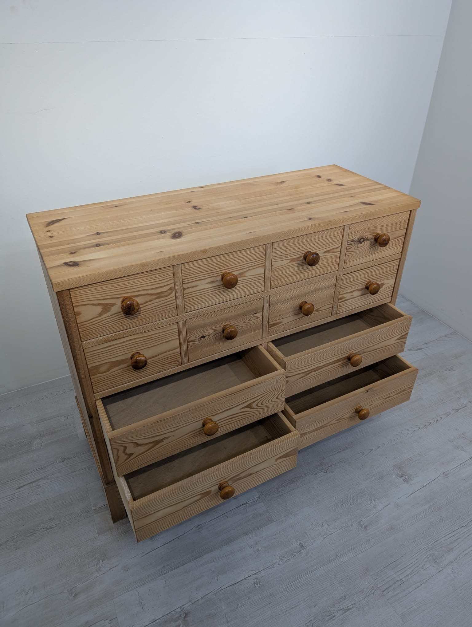 Szafka sosnowa z litego drewna surowego - Image 4