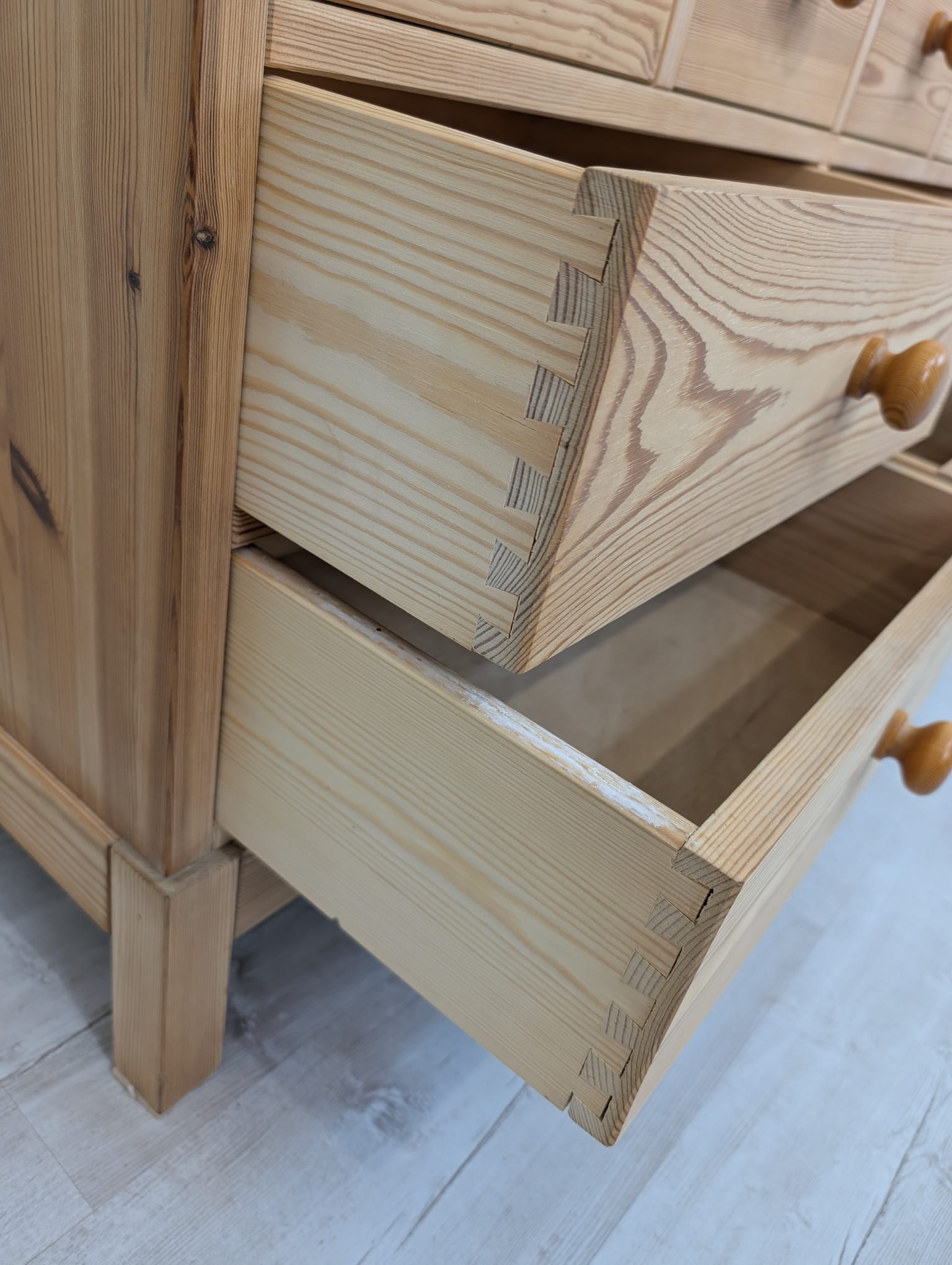 Szafka sosnowa z litego drewna surowego - Image 5