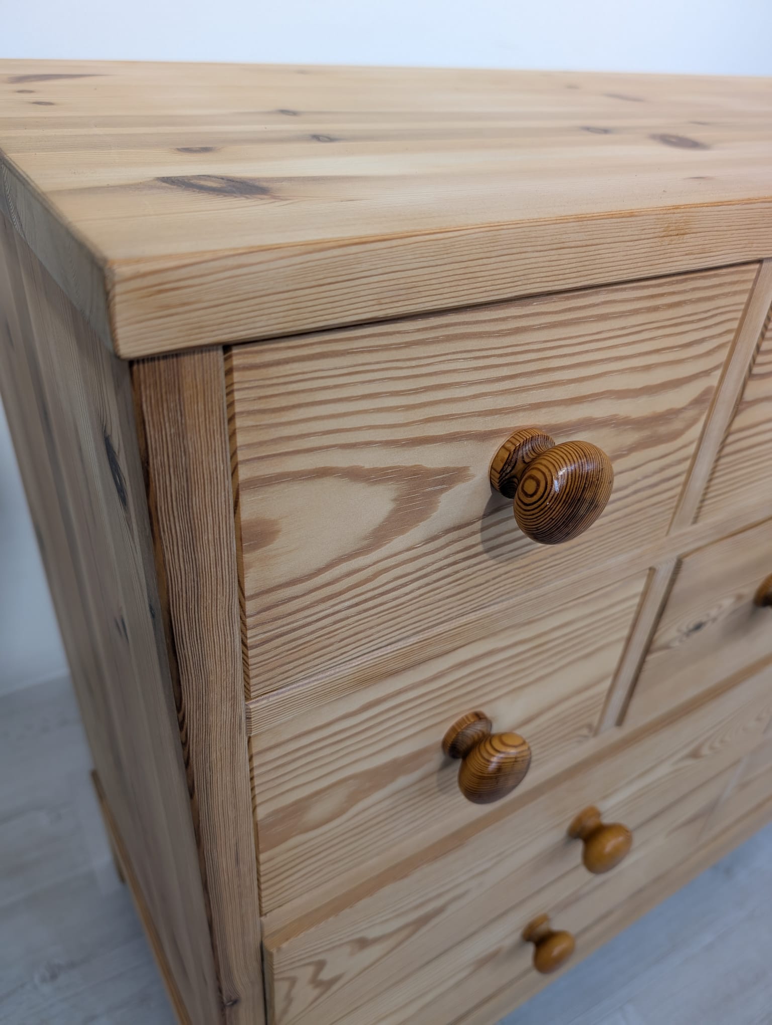 Szafka sosnowa z litego drewna surowego - Image 8