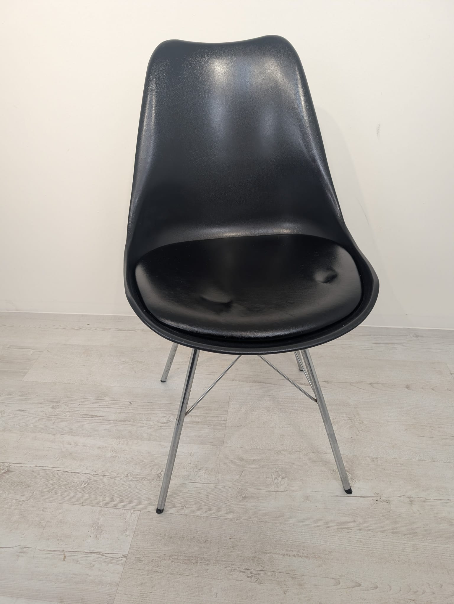 Krzesło z czarnej eko skóry w stylu retro - obrazek 2