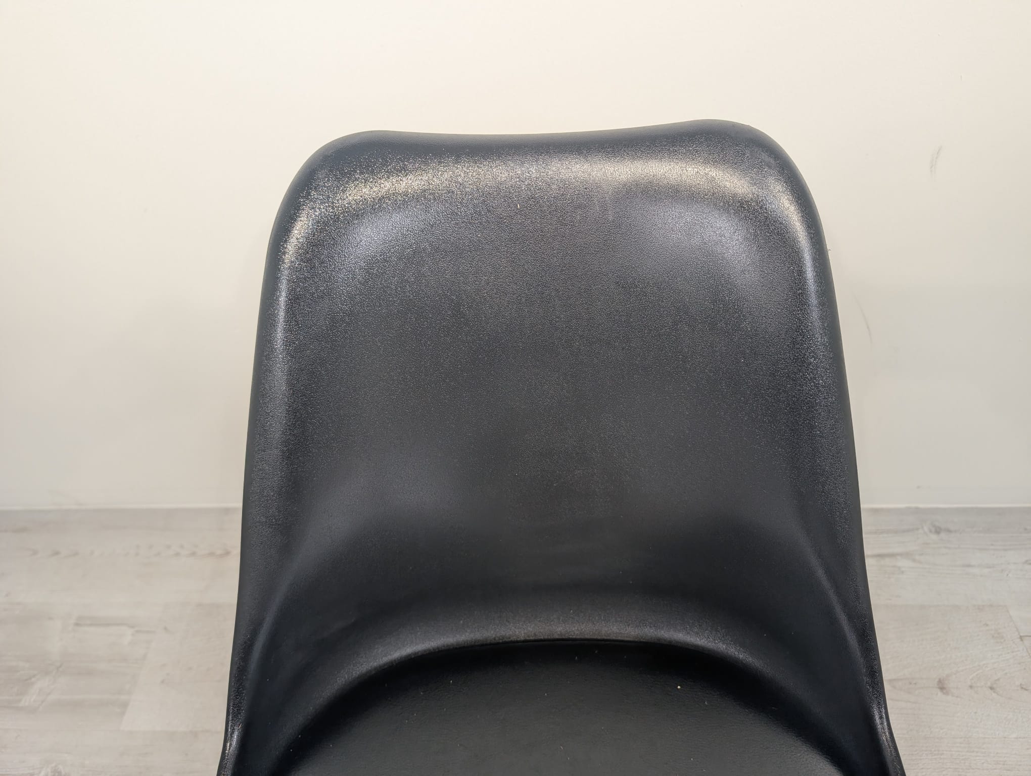 Krzesło z czarnej eko skóry w stylu retro - obrazek 3