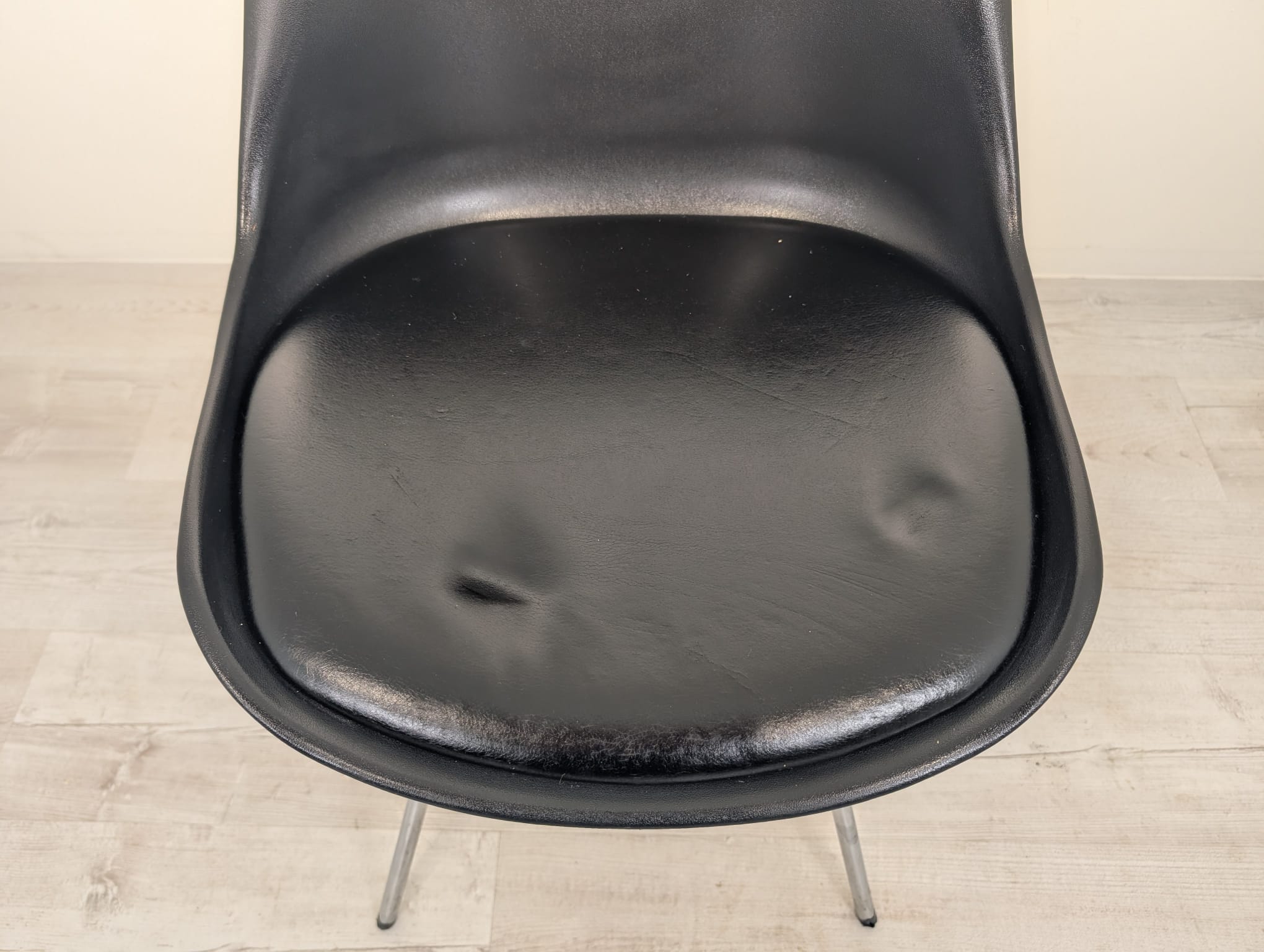 Krzesło z czarnej eko skóry w stylu retro - obrazek 4