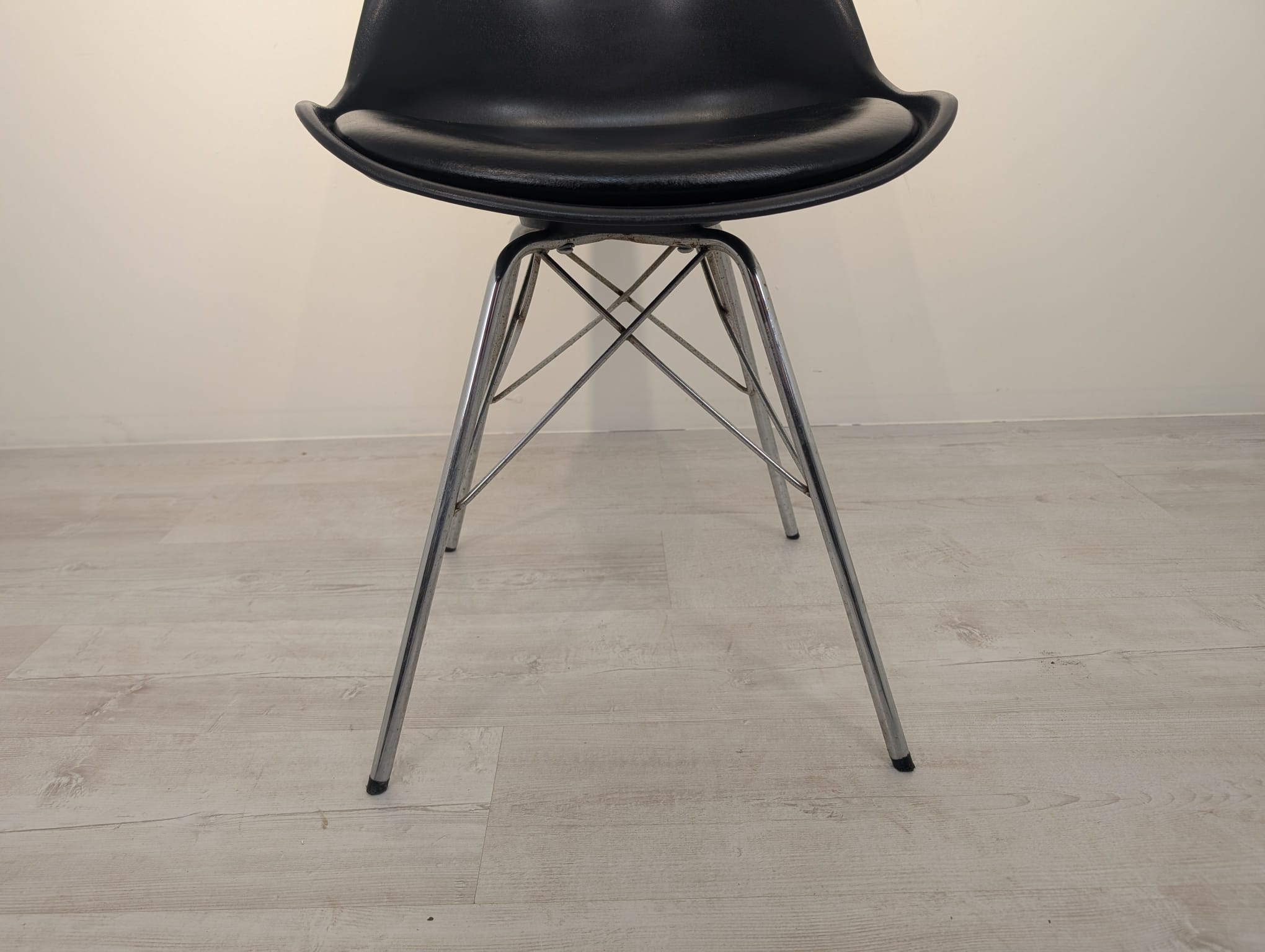 Krzesło z czarnej eko skóry w stylu retro - obrazek 5