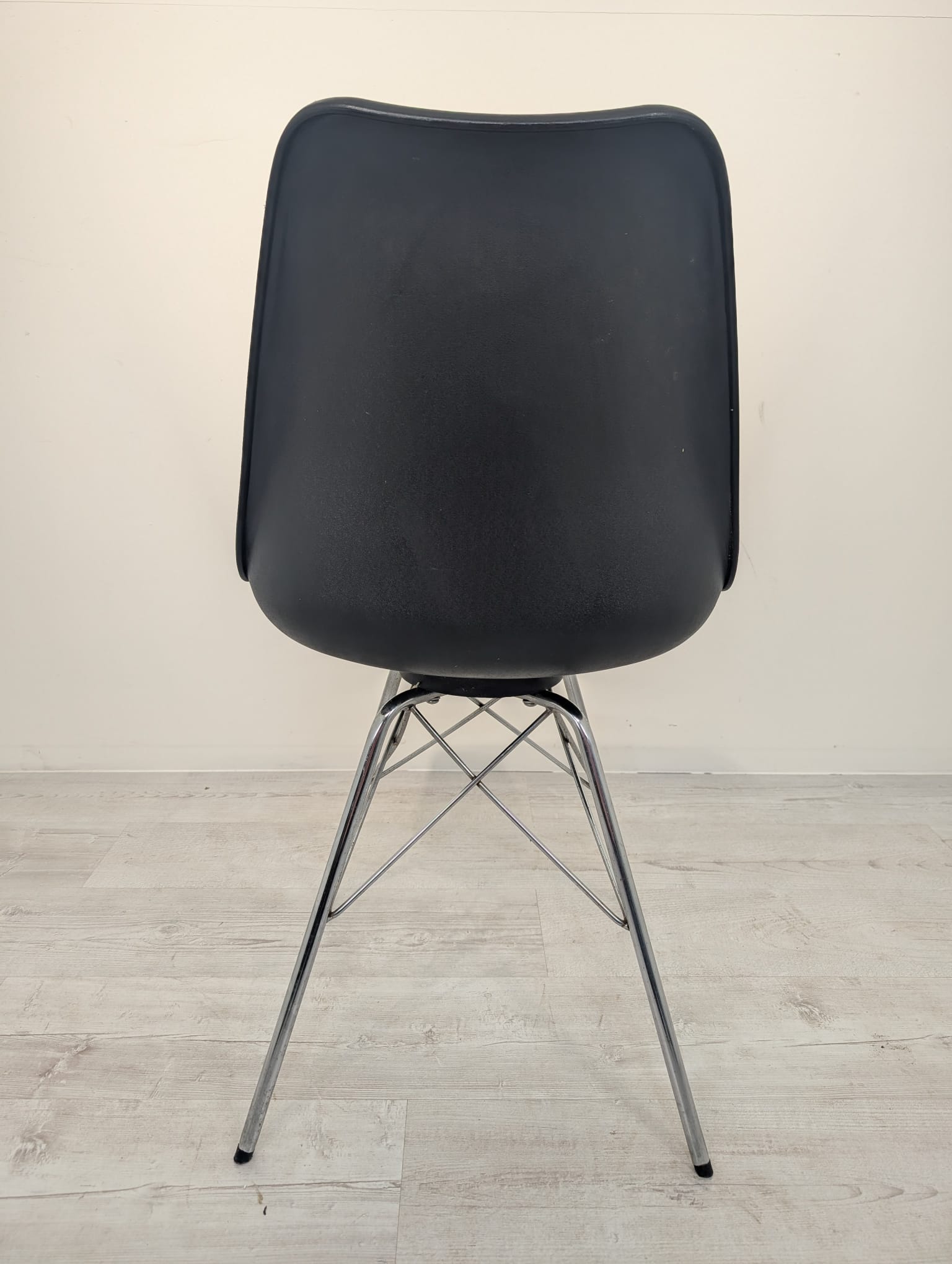 Krzesło z czarnej eko skóry w stylu retro - obrazek 7
