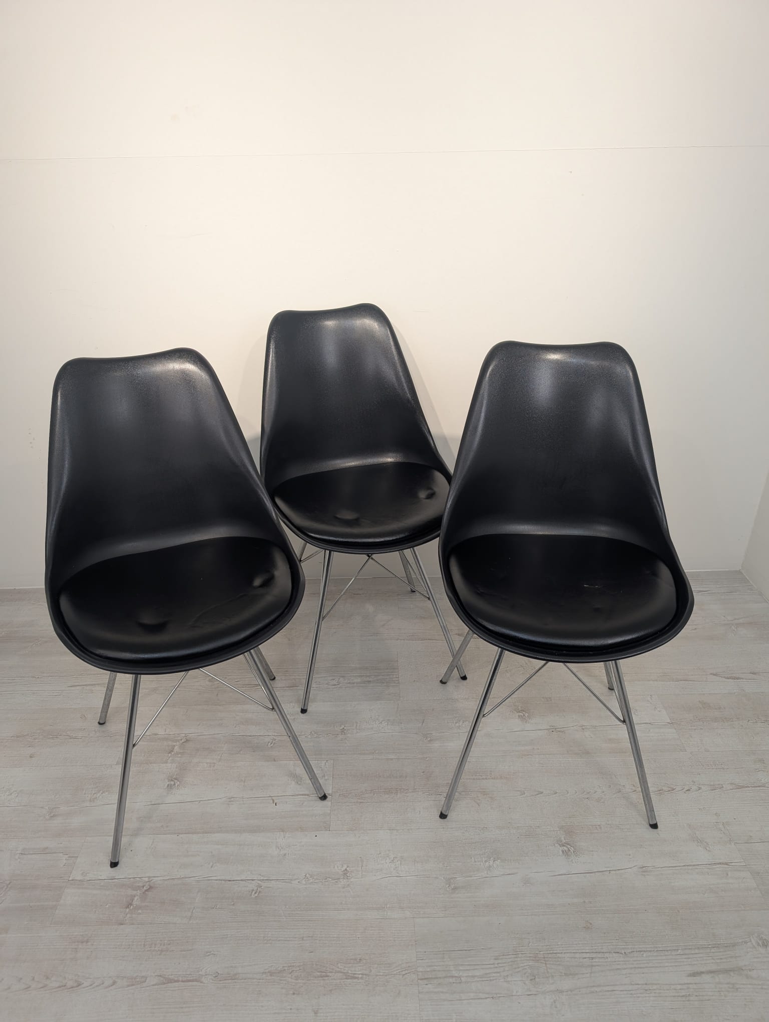 Krzesło z czarnej eko skóry w stylu retro - obrazek 12