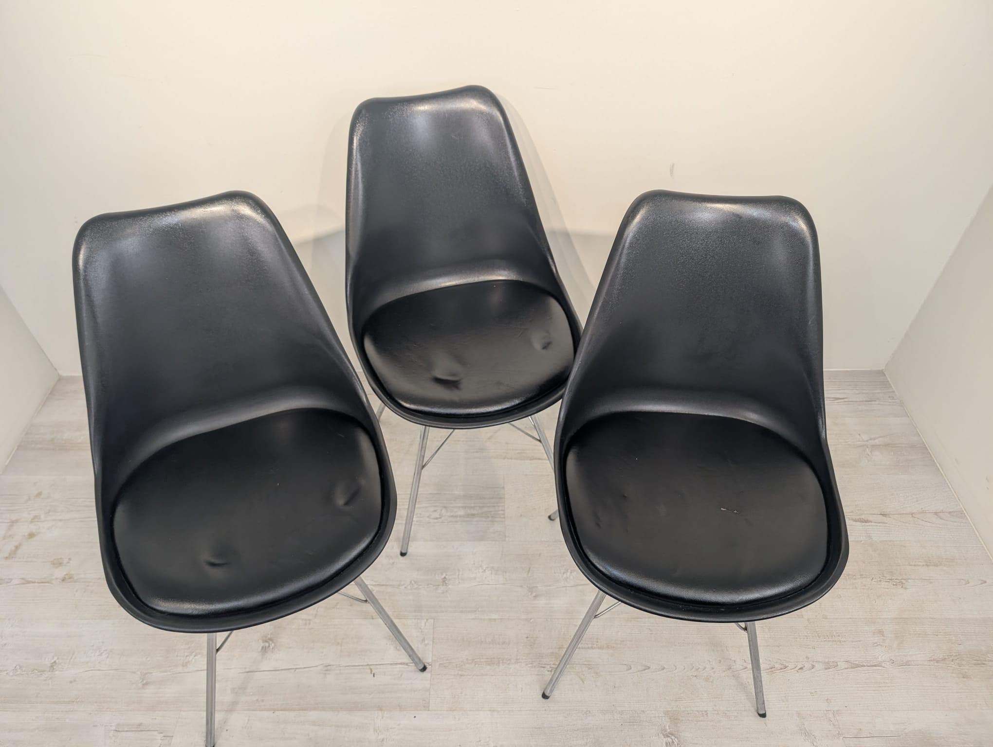 Krzesło z czarnej eko skóry w stylu retro - obrazek 11