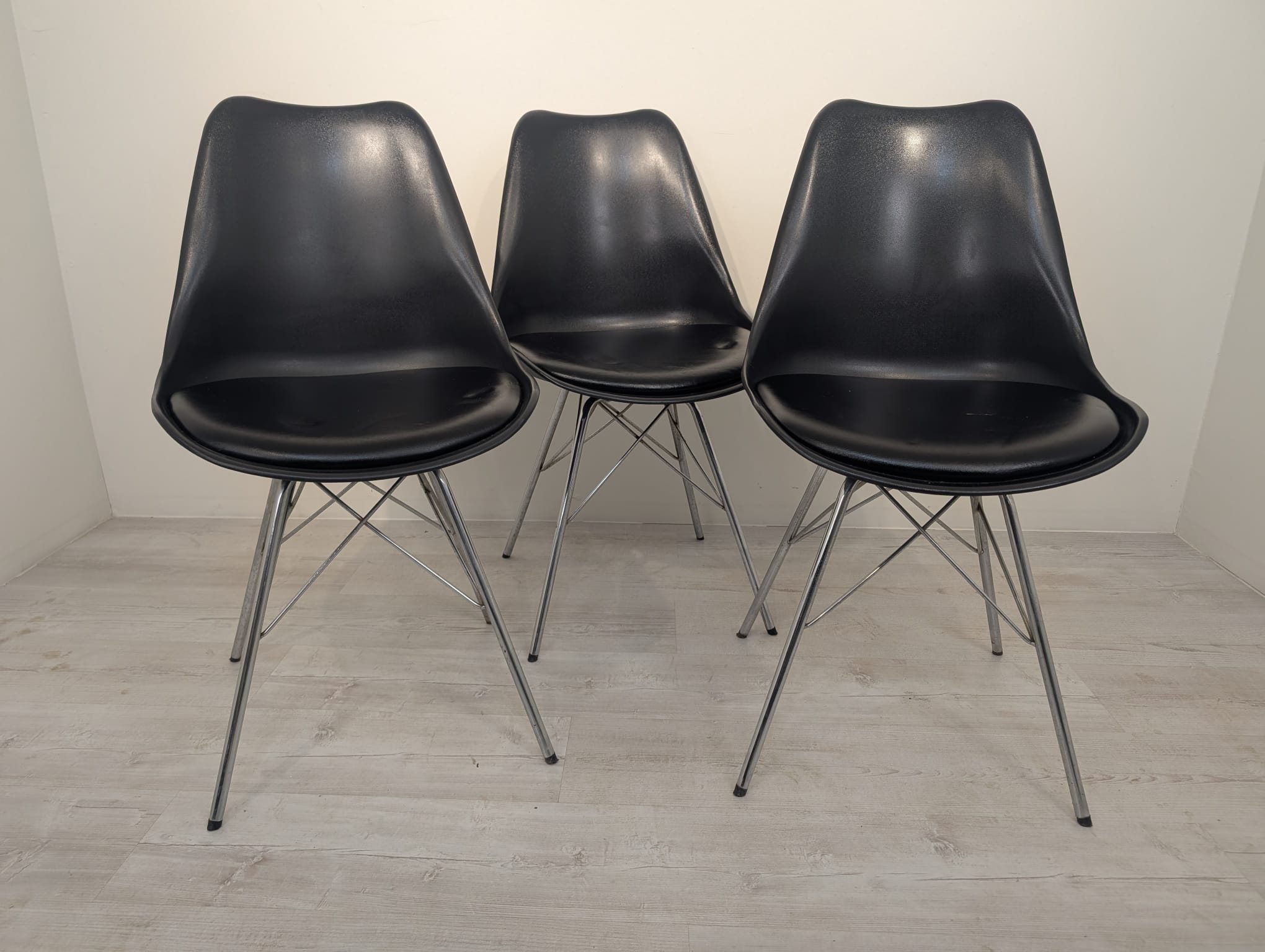 Krzesło z czarnej eko skóry w stylu retro - obrazek 10