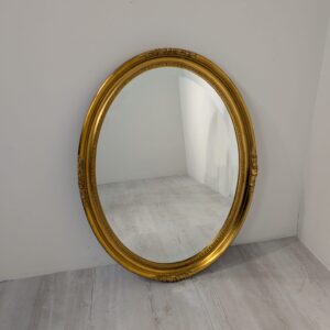 Lustro owalne w drewnianej złotej ramie fazowane