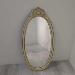 Lustro owalne w drewnianej ramie ze złotymi zdobieniami