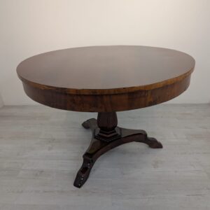 Antique Biedermeier round table in walnut from the 19th century