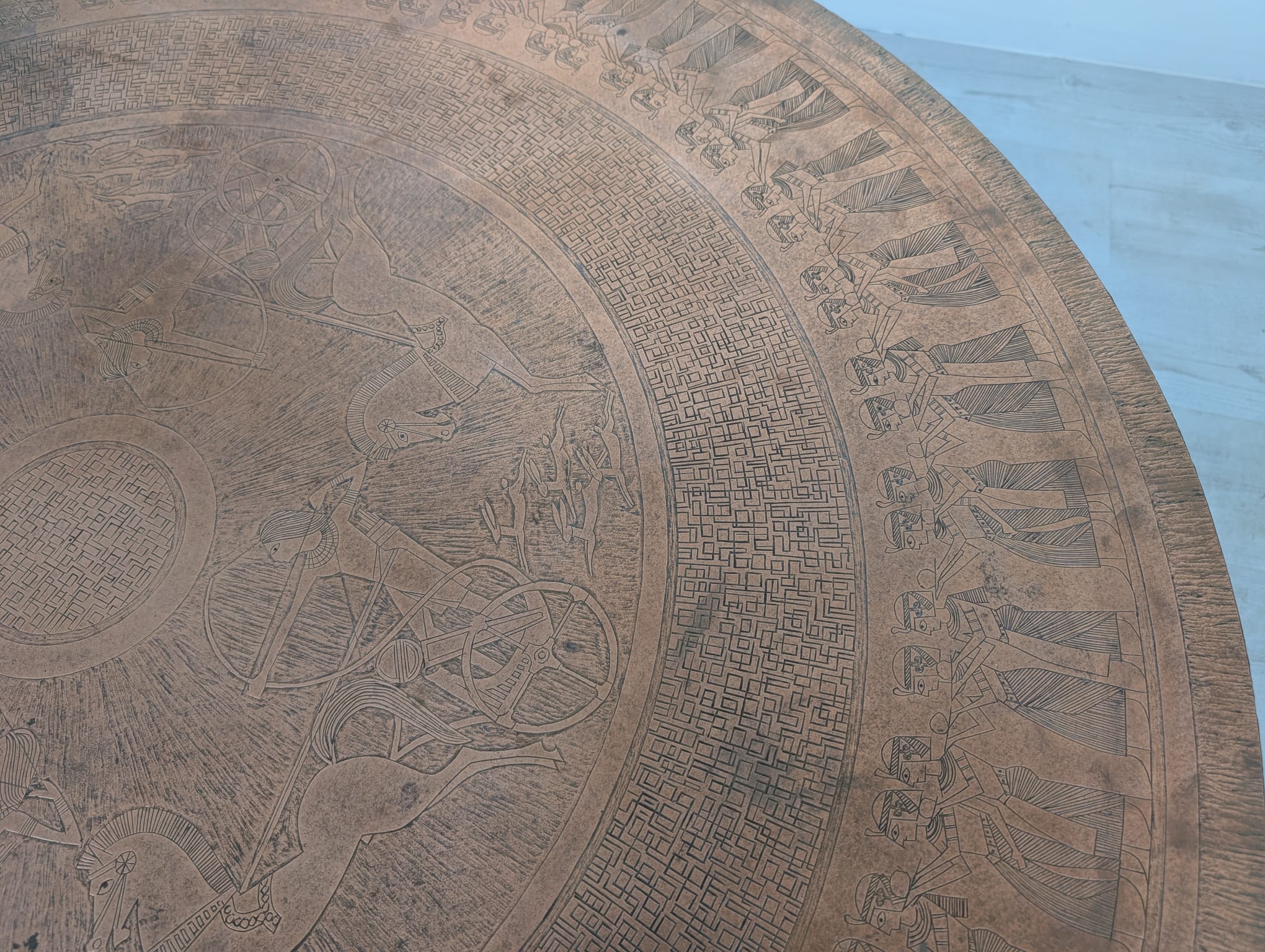 Stolik kawowy, ława okuta blachą miedzianą z lat 70-tych XX wieku - Image 18