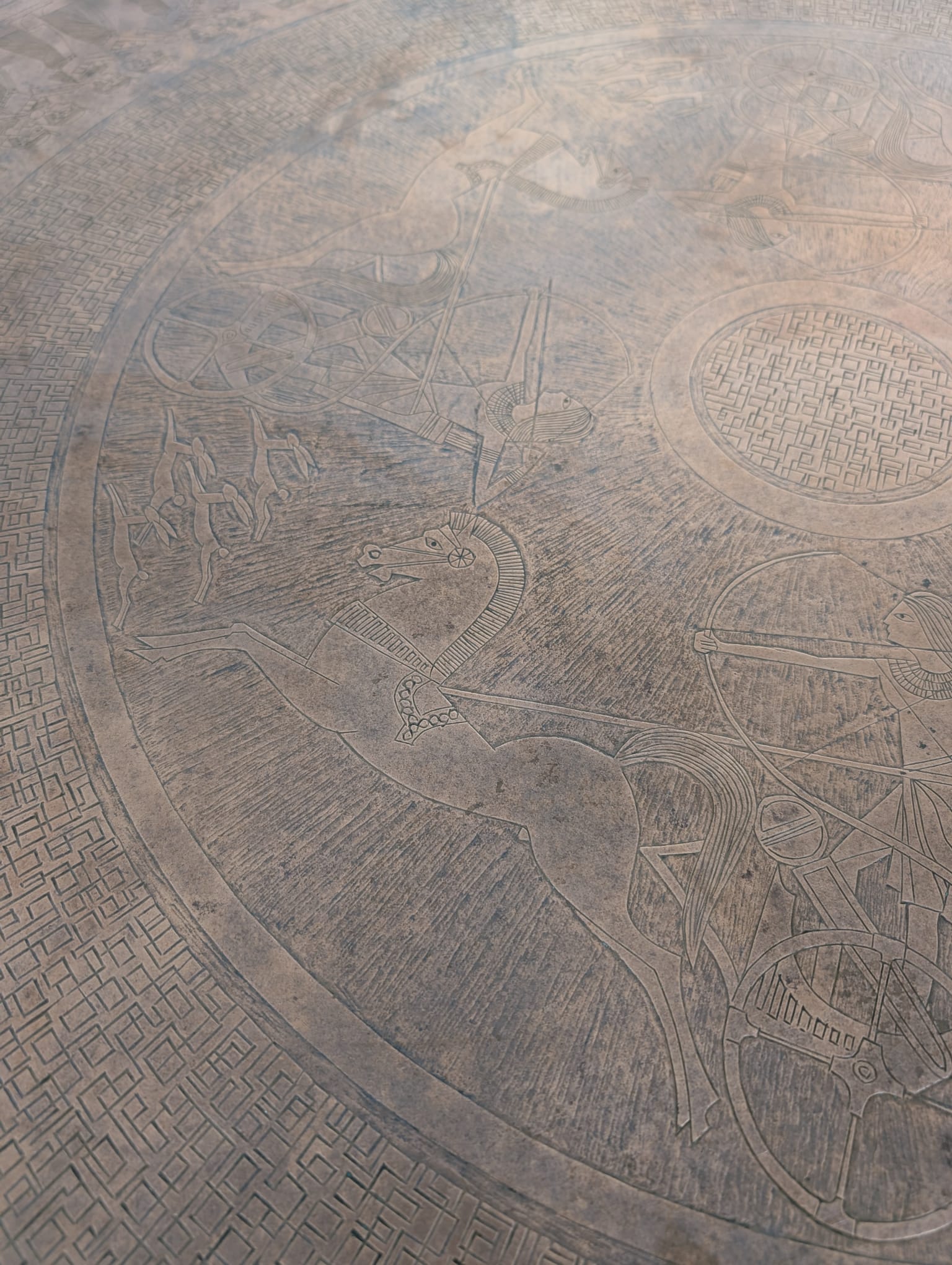 Stolik kawowy, ława okuta blachą miedzianą z lat 70-tych XX wieku - Image 14