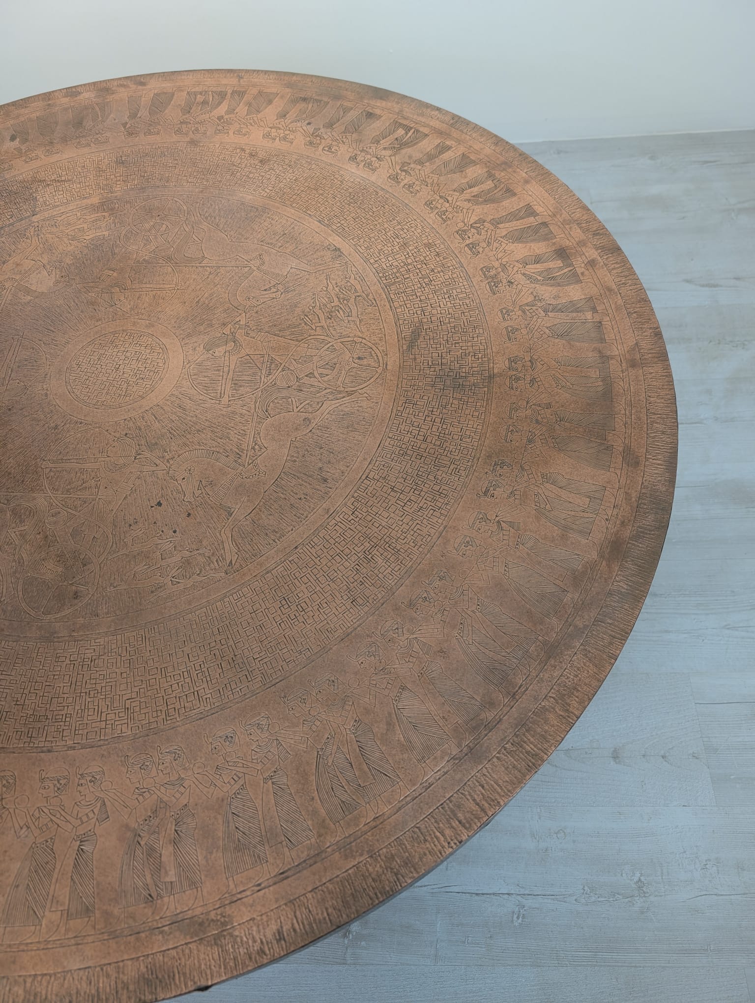 Stolik kawowy, ława okuta blachą miedzianą z lat 70-tych XX wieku - Image 13