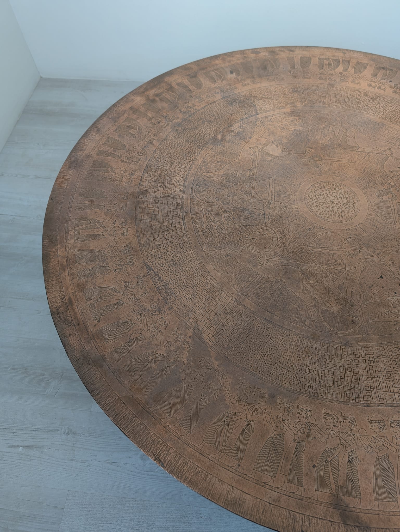 Stolik kawowy, ława okuta blachą miedzianą z lat 70-tych XX wieku - Image 11