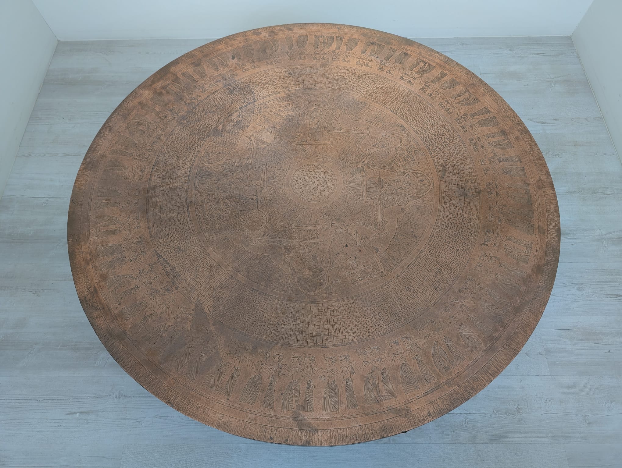 Stolik kawowy, ława okuta blachą miedzianą z lat 70-tych XX wieku - Image 10