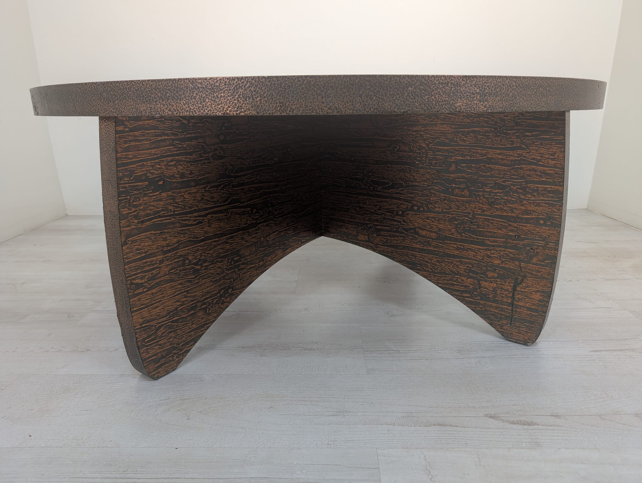 Stolik kawowy, ława okuta blachą miedzianą z lat 70-tych XX wieku - Image 5