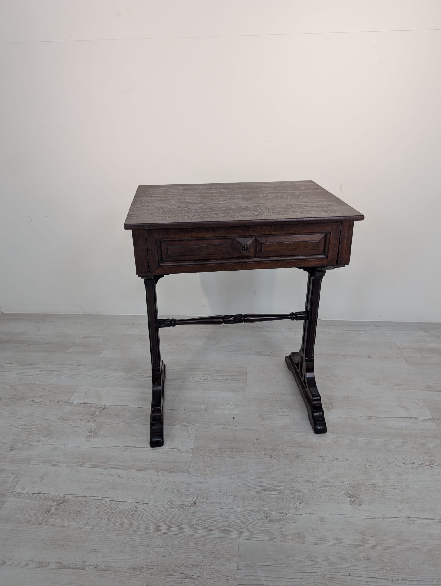 Stolik niciak antyczny w orzechu - obrazek 2