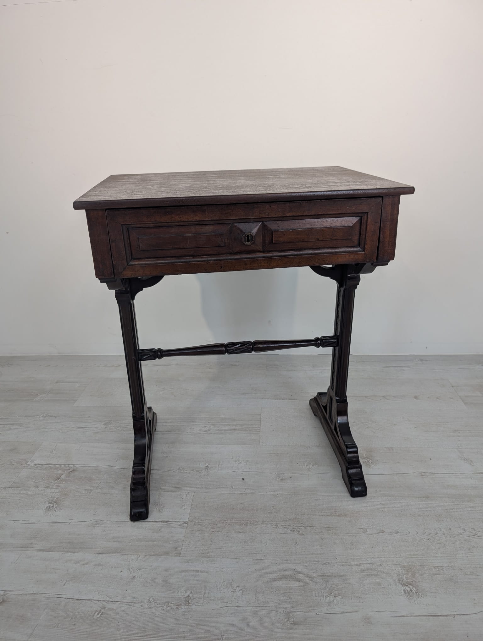 Stolik niciak antyczny w orzechu