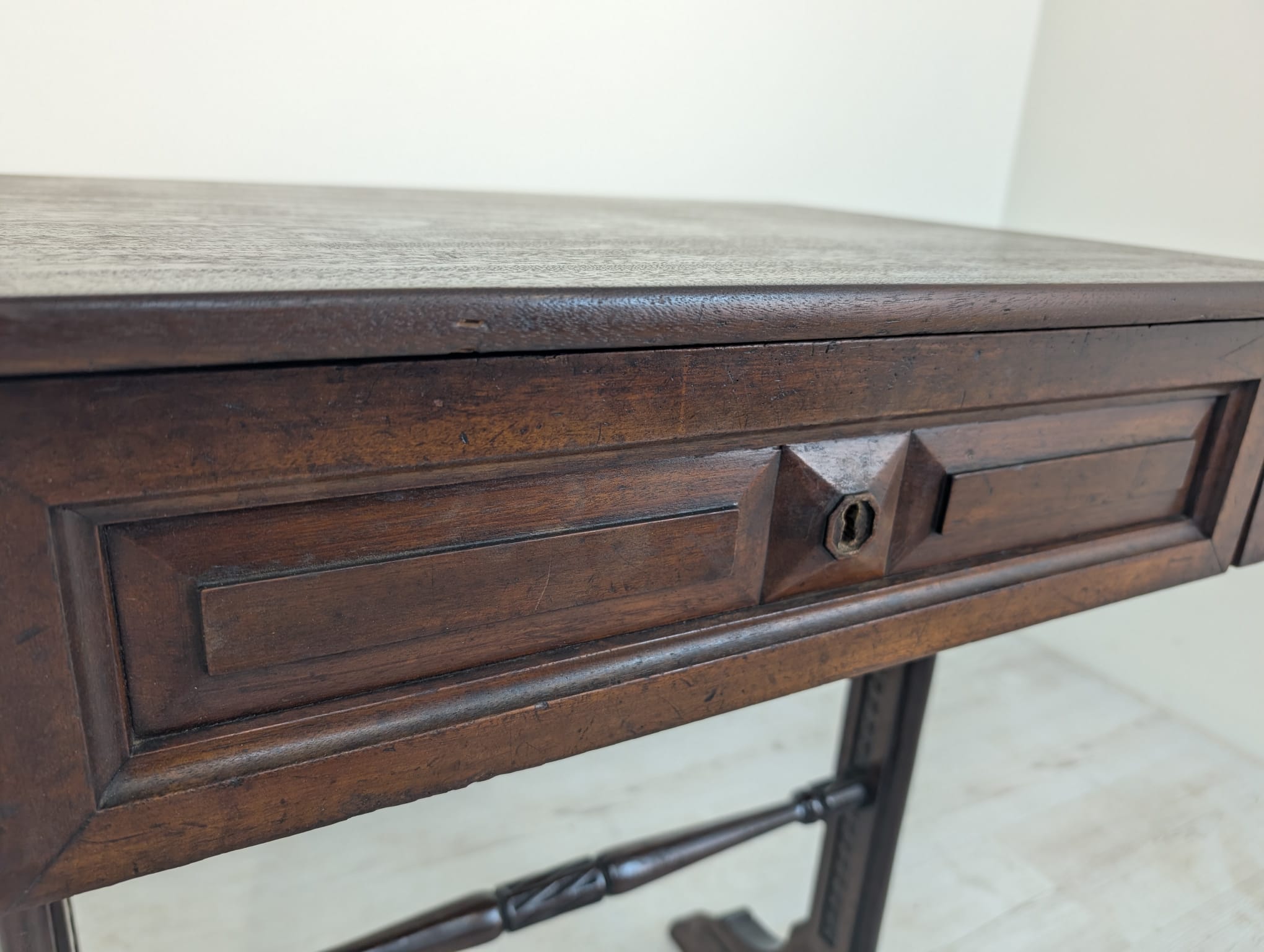 Stolik niciak antyczny w orzechu - obrazek 4