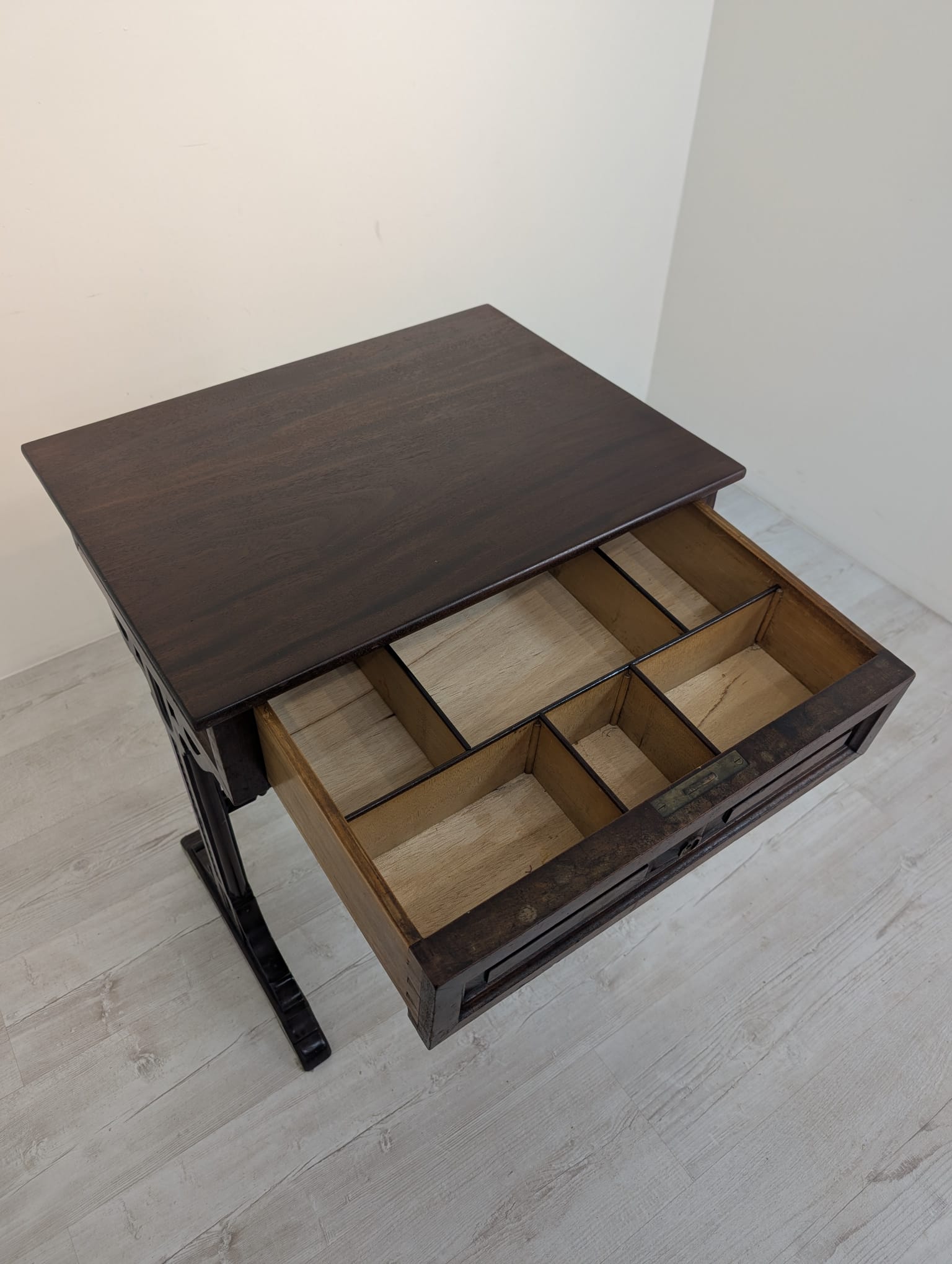 Stolik niciak antyczny w orzechu - obrazek 5