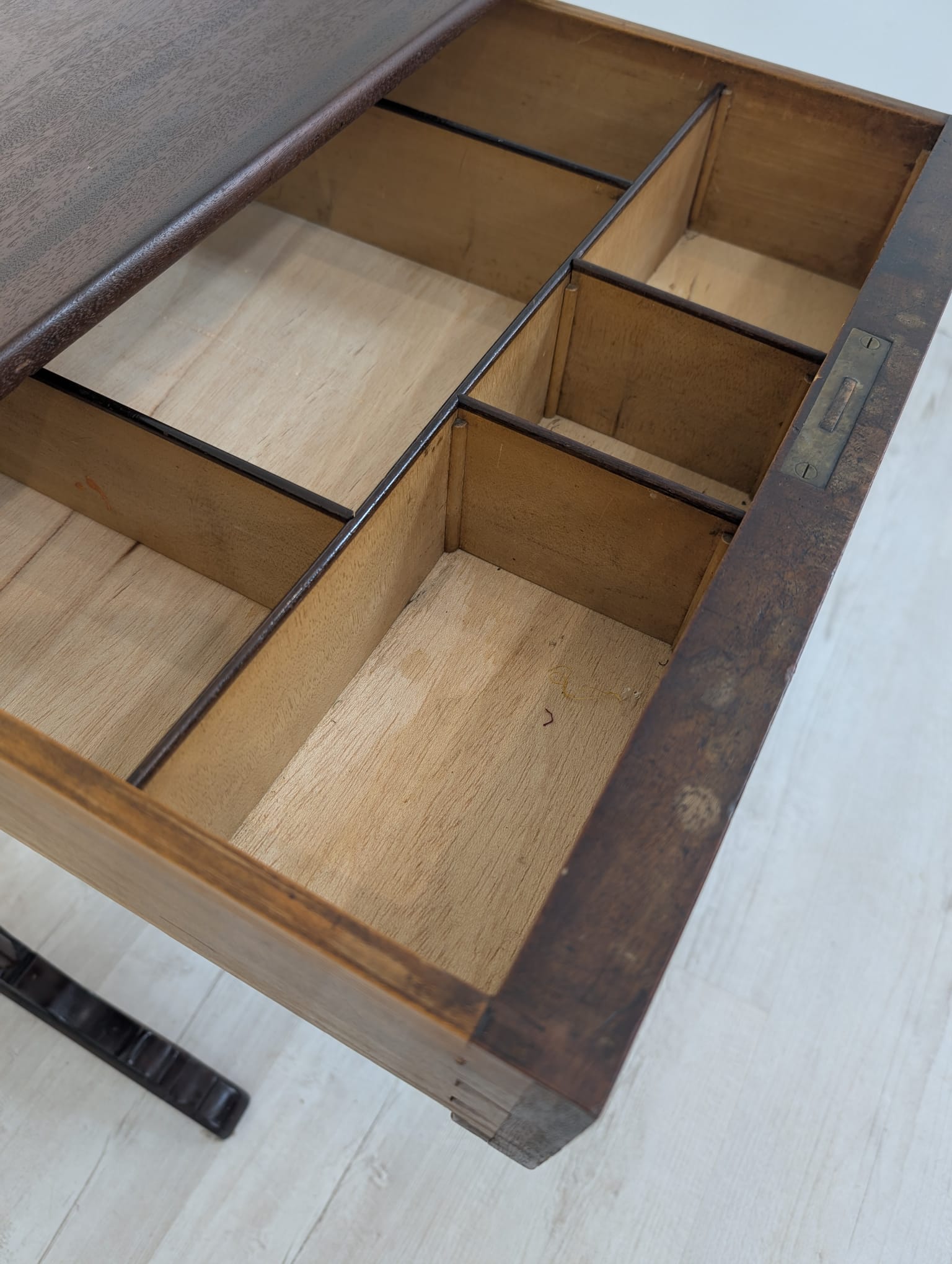 Stolik niciak antyczny w orzechu - obrazek 6