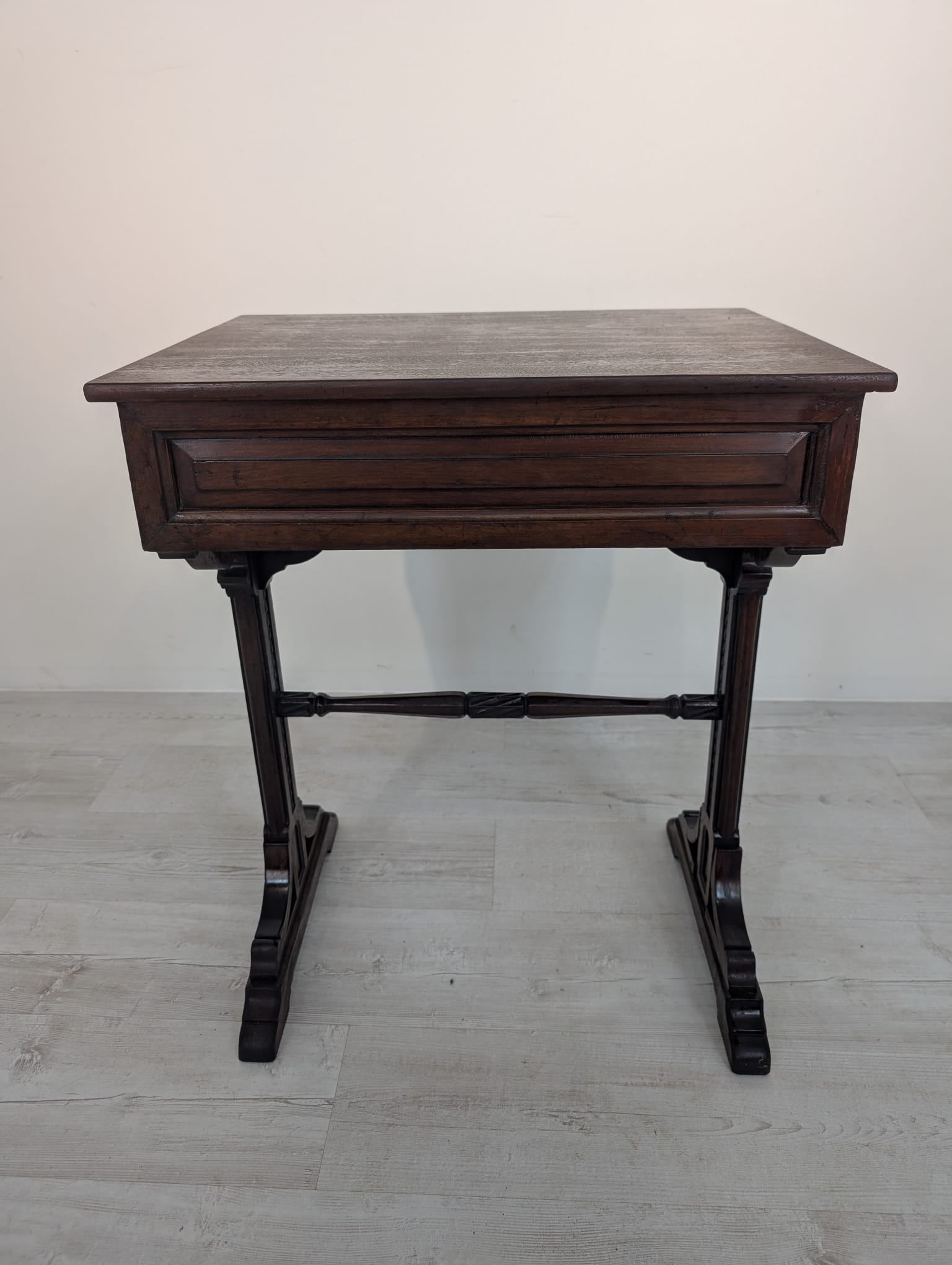 Stolik niciak antyczny w orzechu - obrazek 7