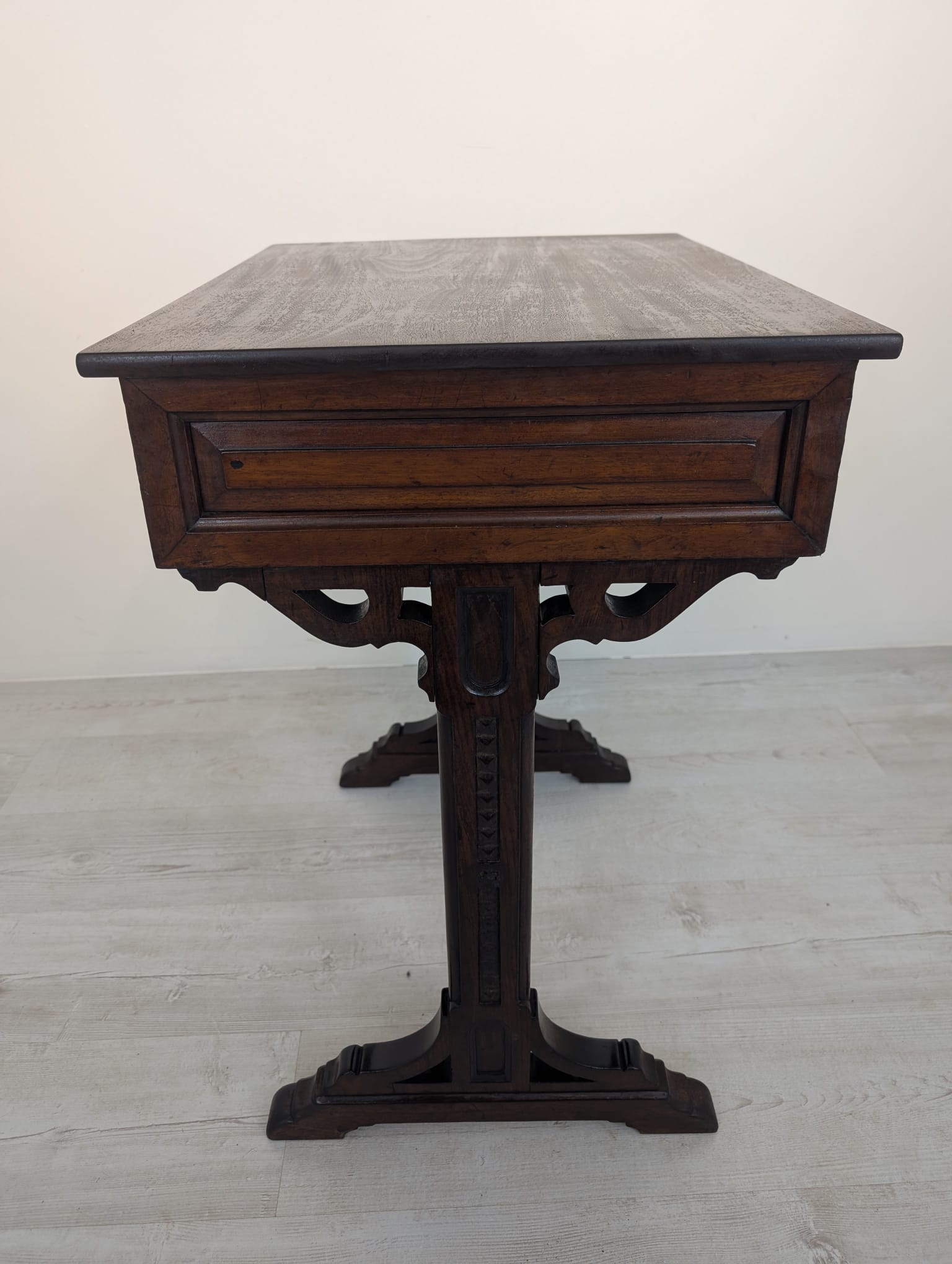 Stolik niciak antyczny w orzechu - obrazek 9