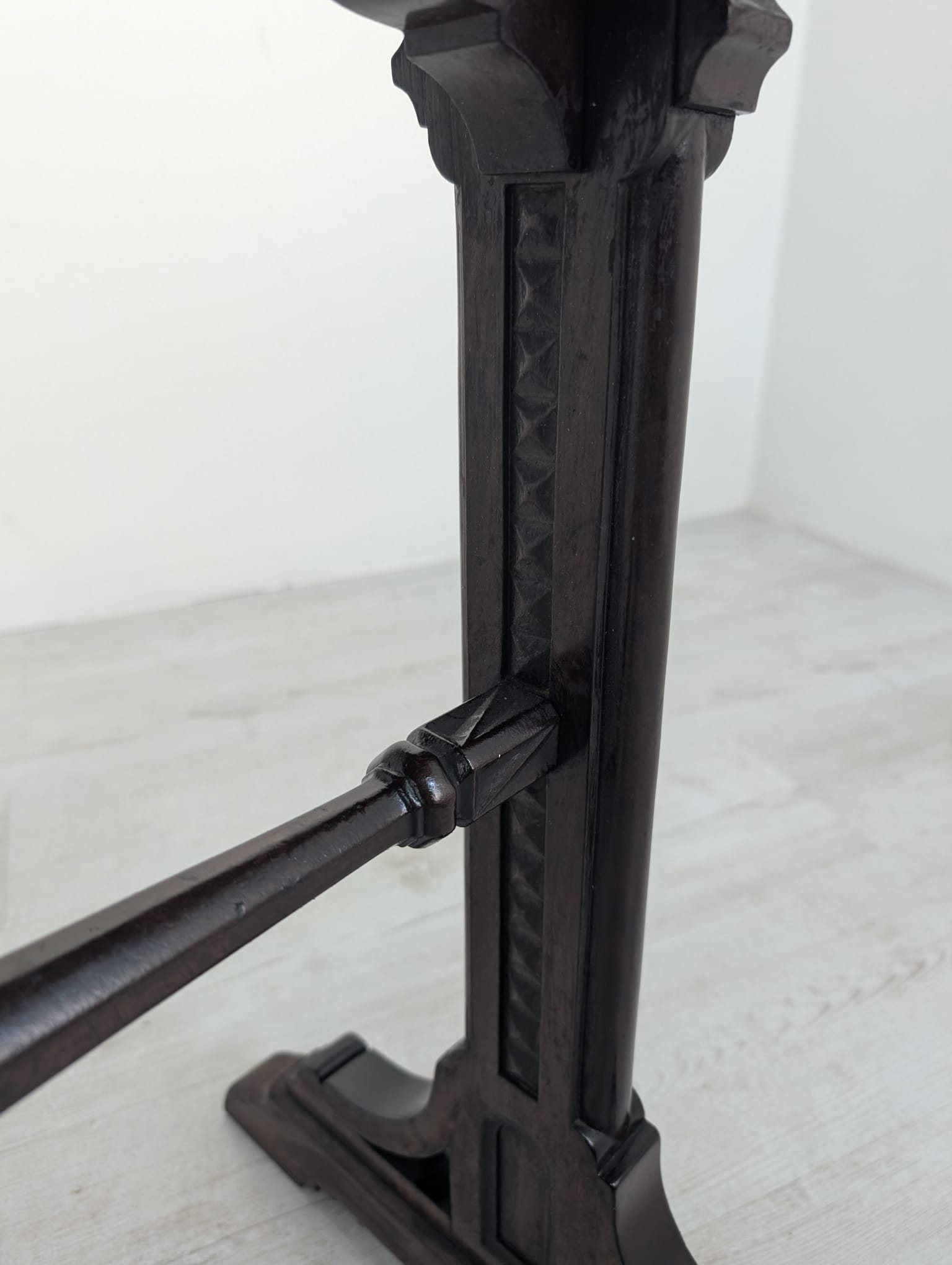 Stolik niciak antyczny w orzechu - obrazek 10