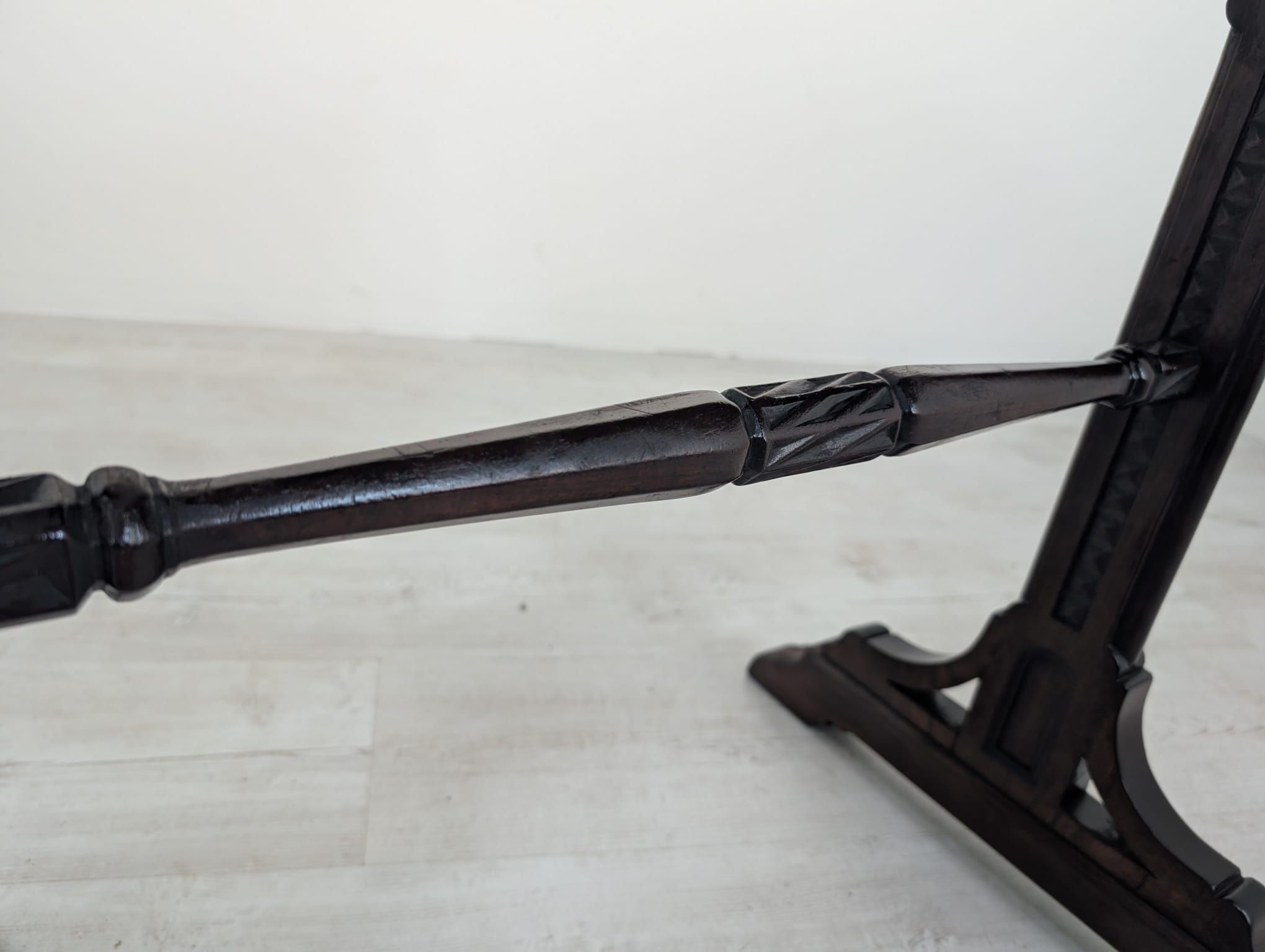 Stolik niciak antyczny w orzechu - obrazek 11