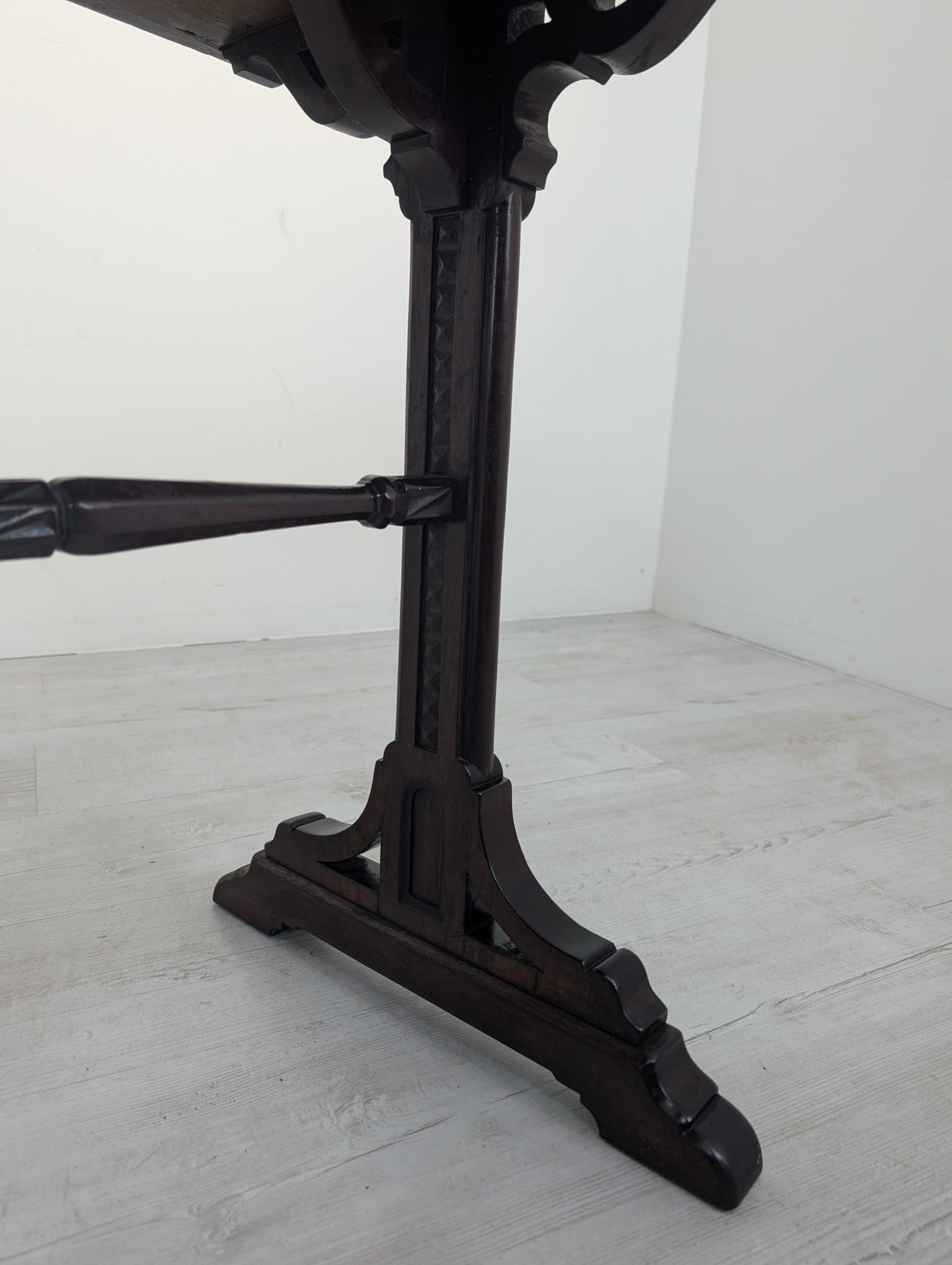 Stolik niciak antyczny w orzechu - obrazek 12