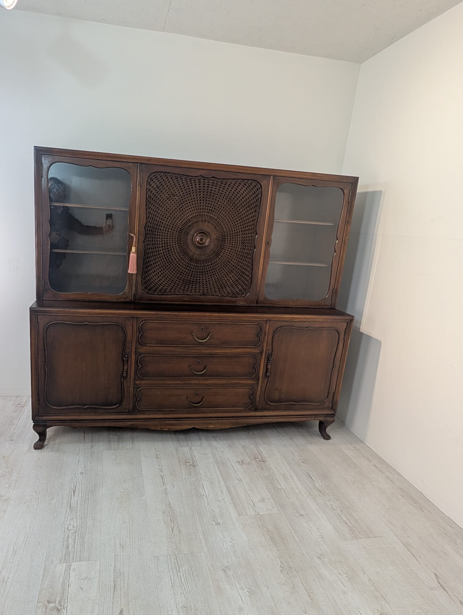 Witryna, kredens antyczny ludwikowski dębowy z lat 50-tych z rafią - obrazek 25