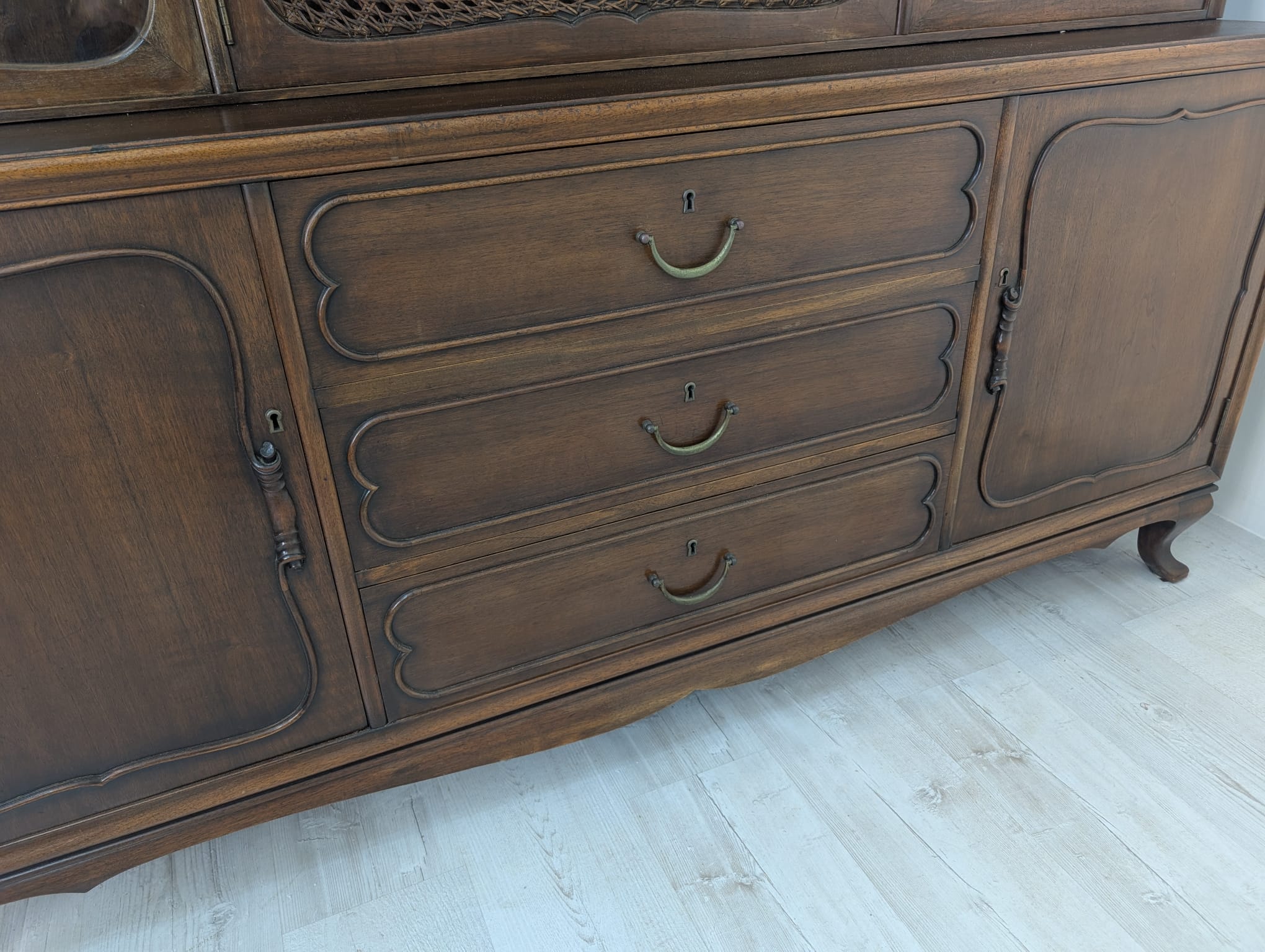 Witryna, kredens antyczny ludwikowski dębowy z lat 50-tych z rafią - obrazek 3